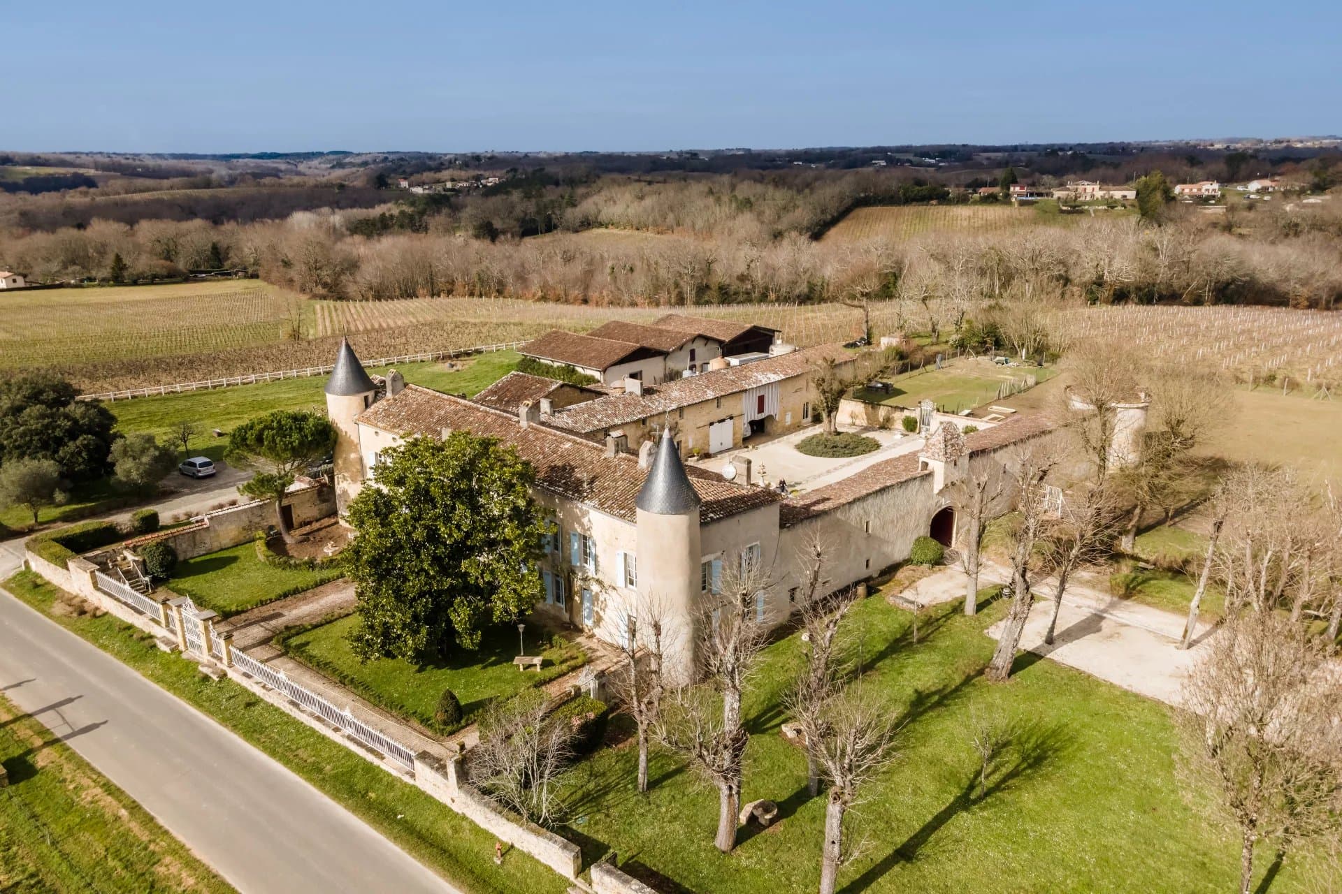 Joli domaine viticole historique près de Bordeaux d'environ 35 ha