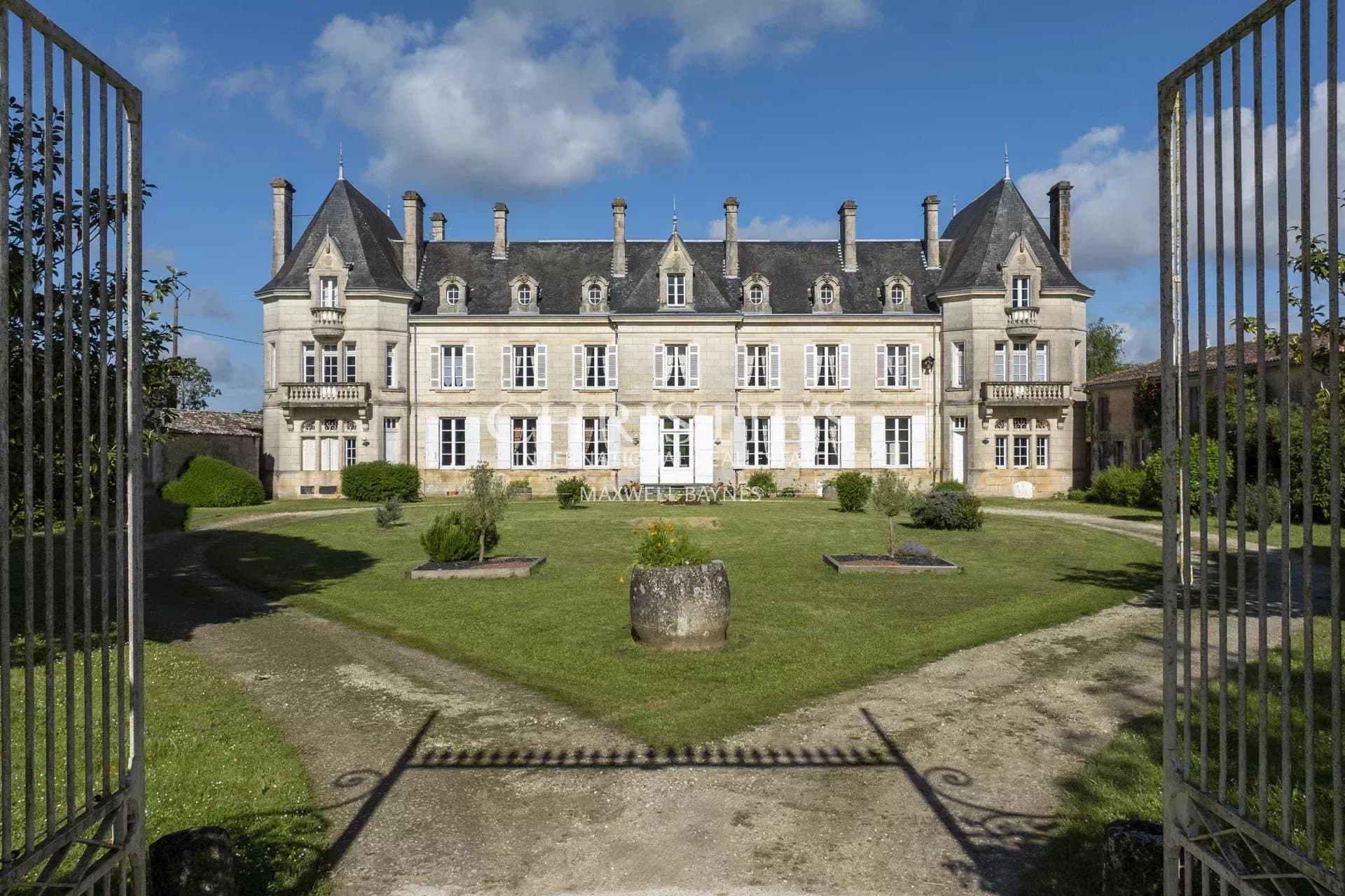 Entre Saintes et Royan – Authentique Château à Vendre avec Vignoble et Dépendances