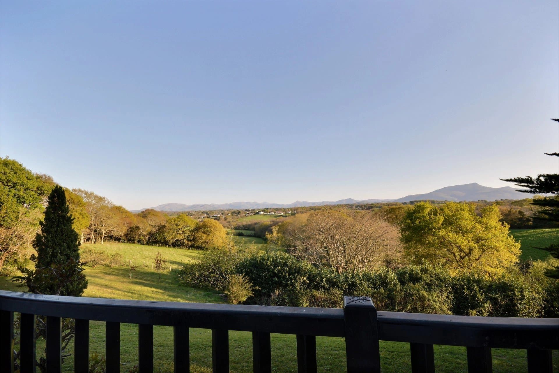 2KM FROM GUETHARY, COMMANDING A PANORAMIC MOUNTAIN VIEW