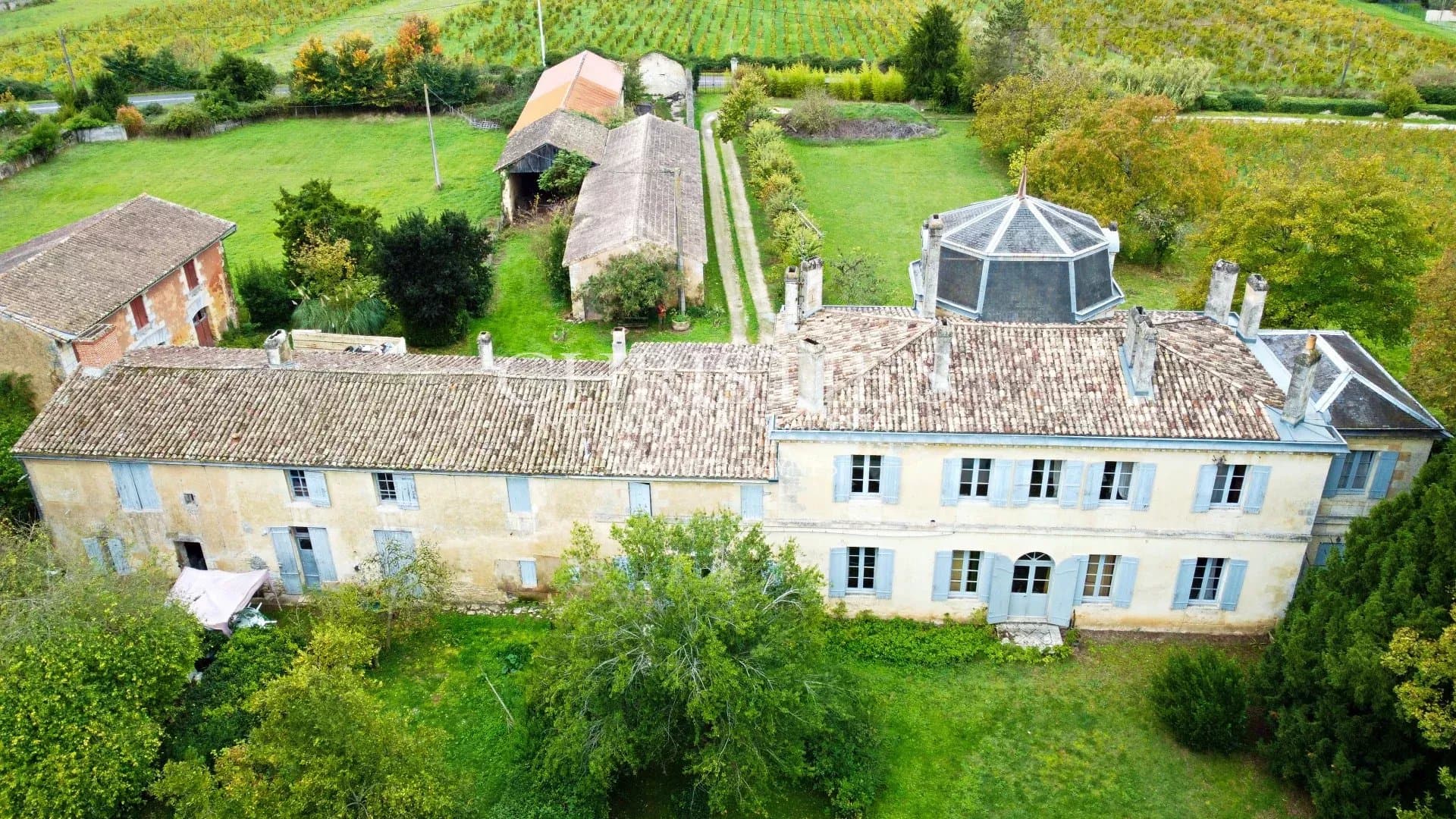 Château du 18eme siècle avec de nombreuses dépendances - Vue sur l'estuaire de la Gironde