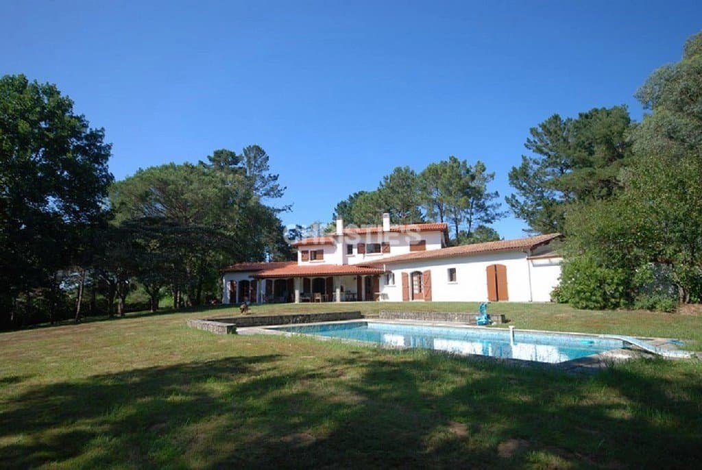 ARCANGUES VASTE MAISON AVEC PISCINE ET GRAND PARC ARBORE