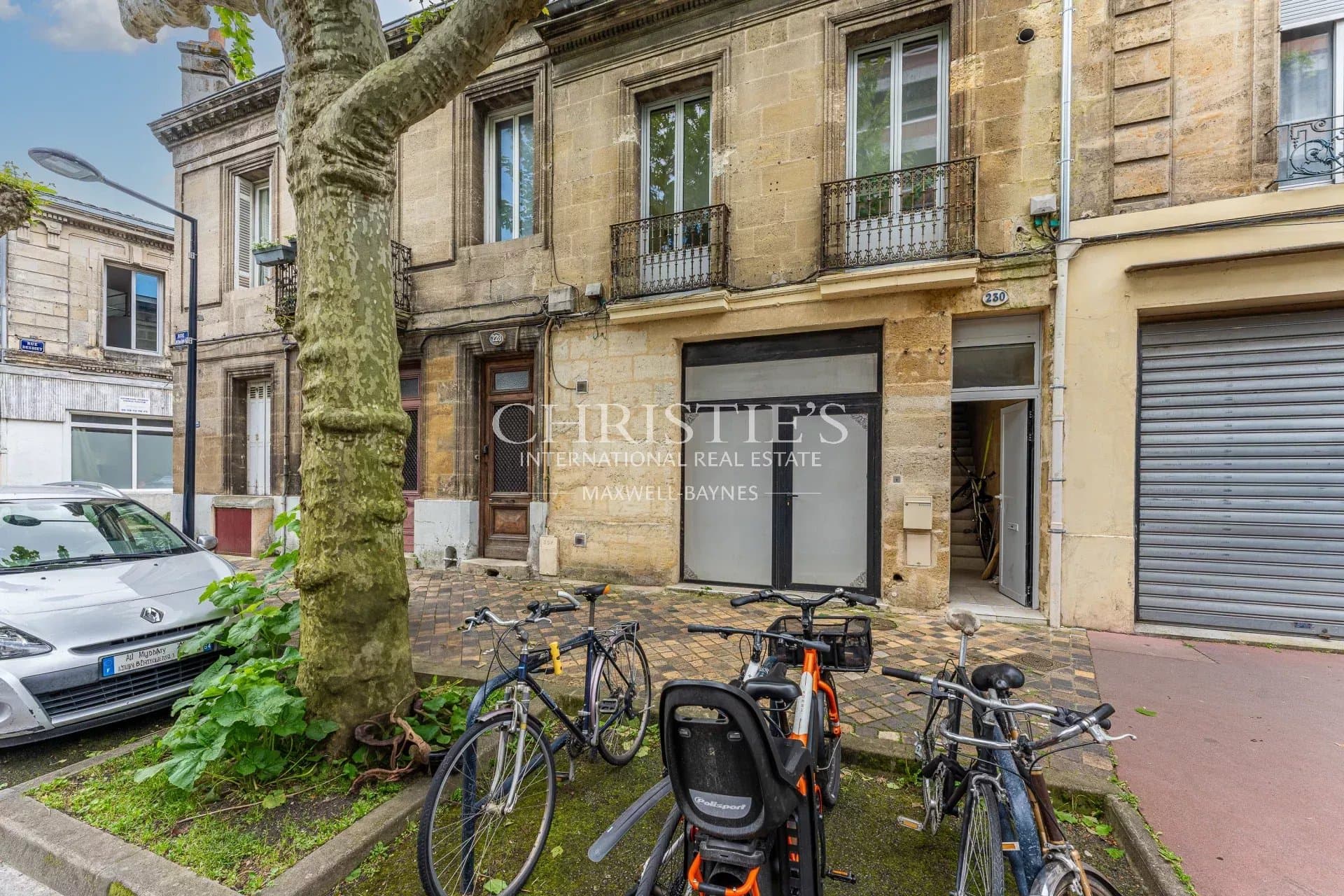 IMMEUBLE EN PIERRE DE TAILLE AVEC COMMERCE ET APPARTEMENT - BORDEAUX CENTRE