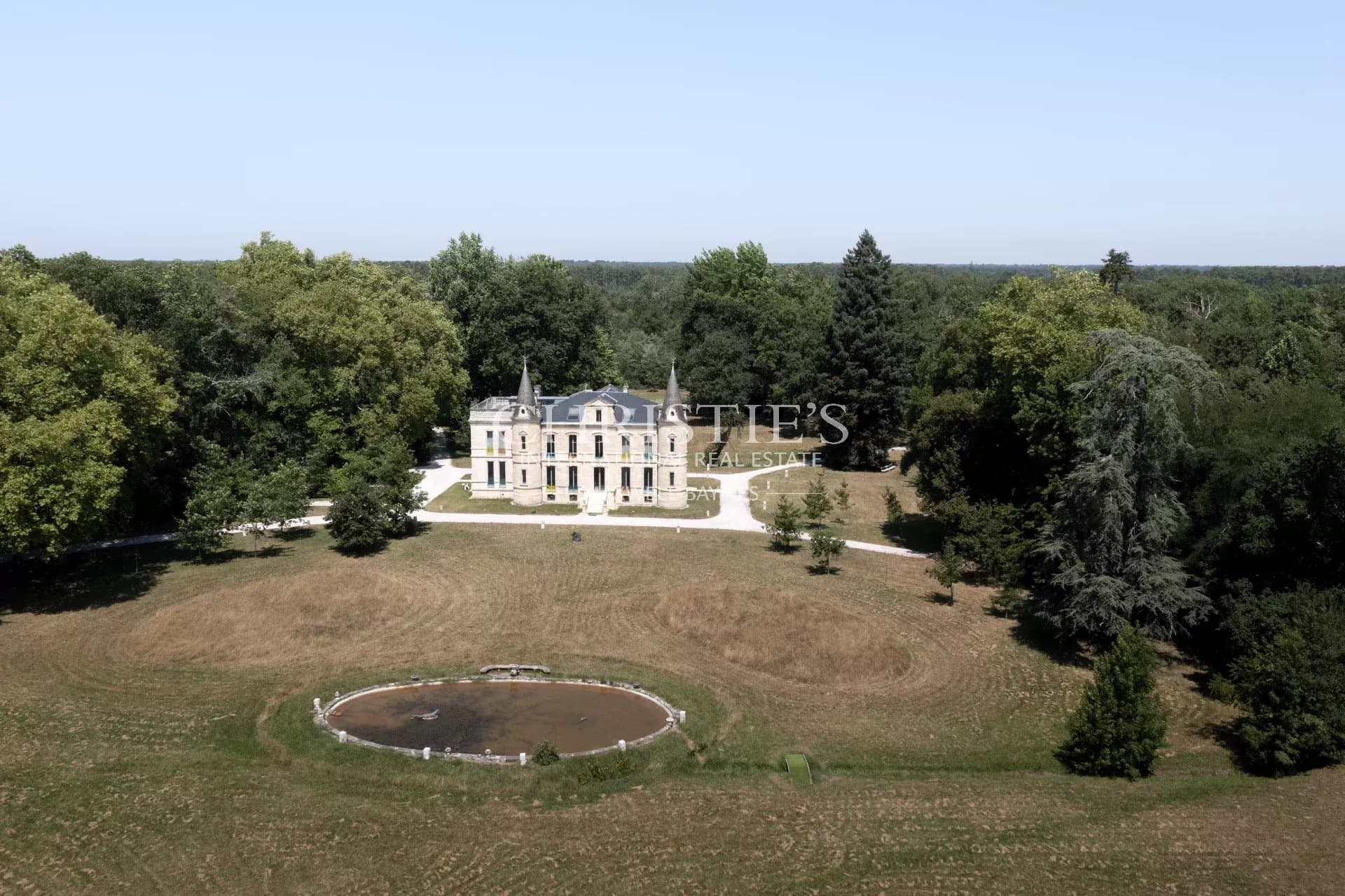 Castle near Bordeaux 19th century with 5ha parc