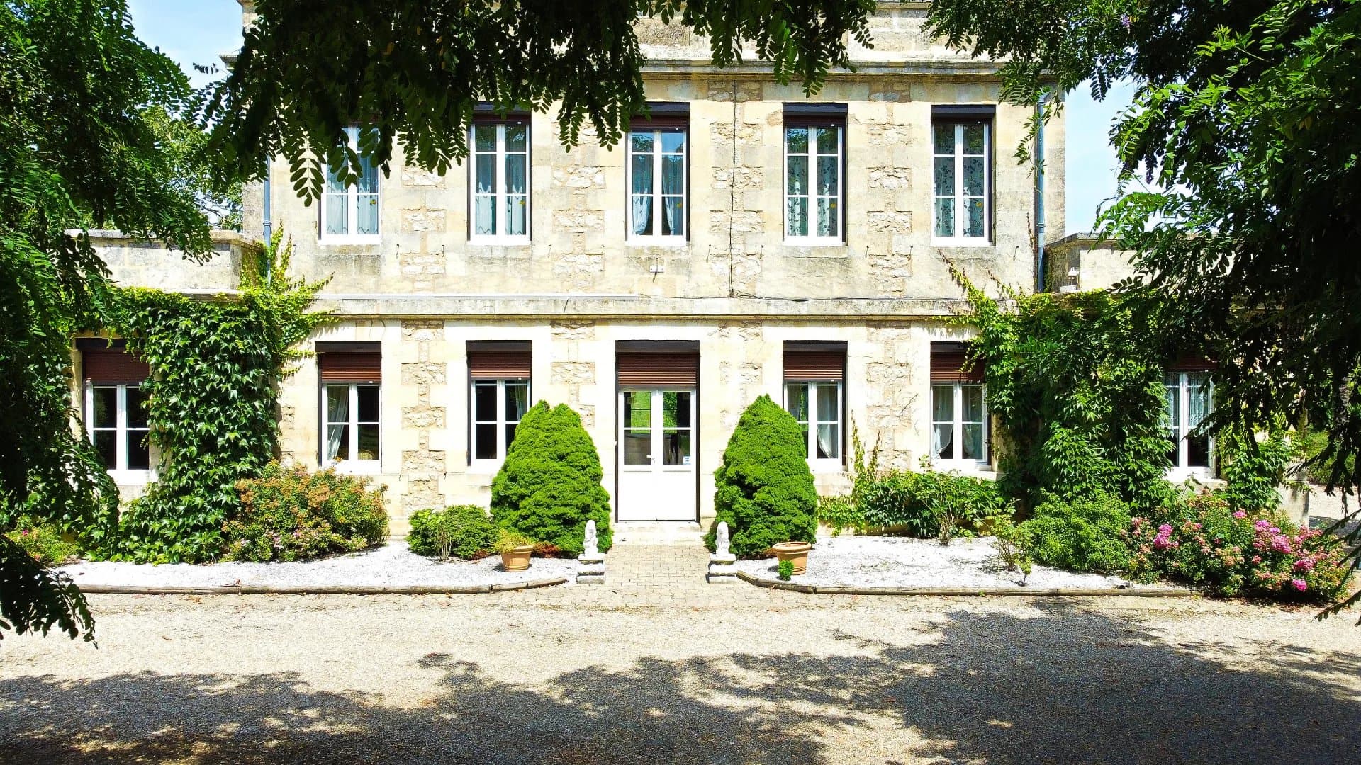 Charming property comprising a manor house, an old wine storehouse, a second house and a small vineyard