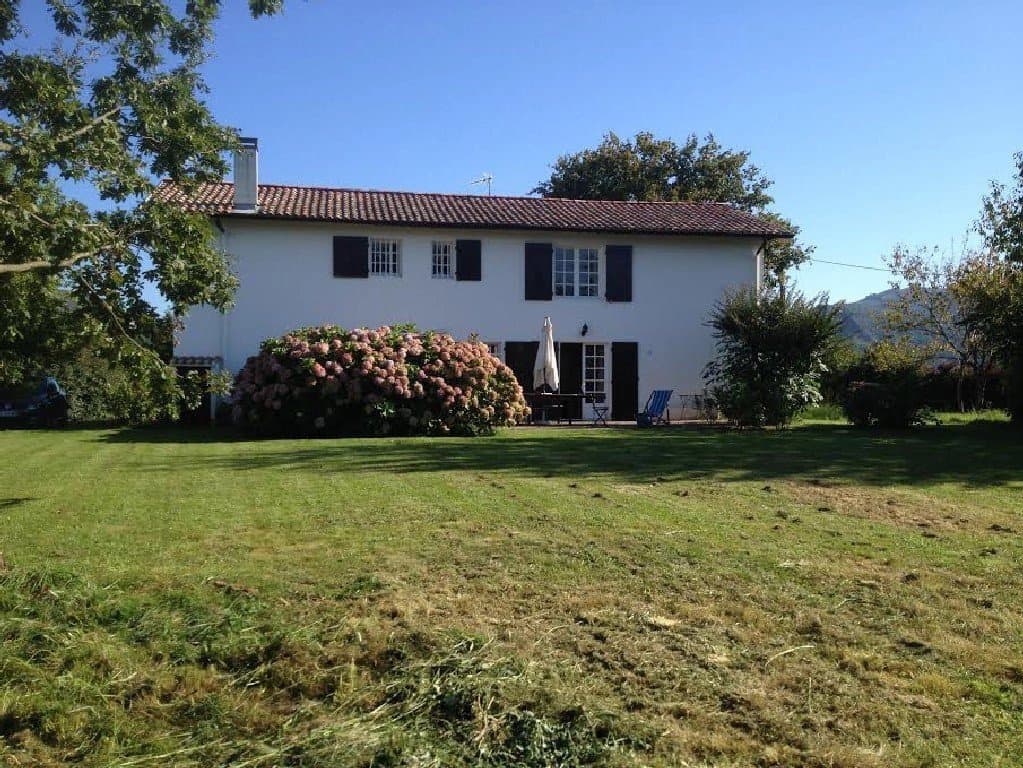 A VENDRE FERME DU 18e PROCHE DE SAINT JEAN DE LUZ