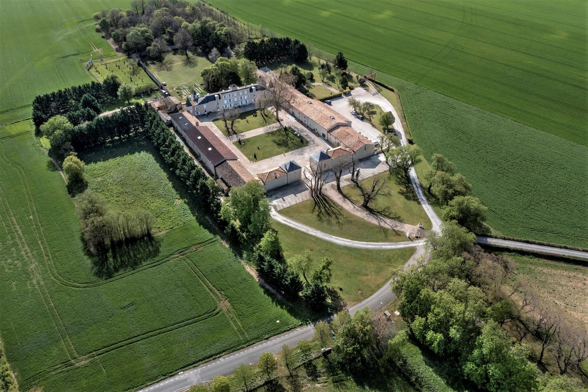 Vente exceptionnelle Hôtel-Restaurant à proximité de Niort