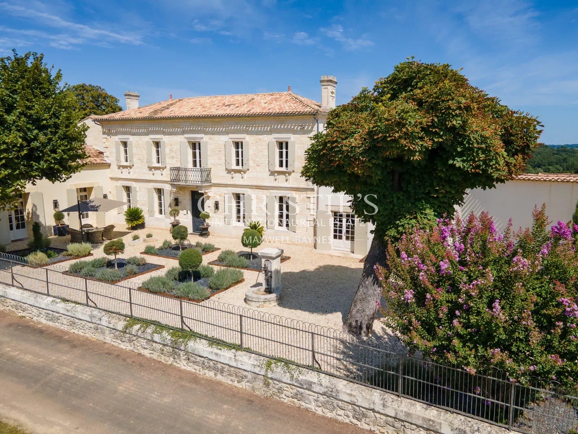 Outstanding Bordeaux hobby vineyard estate with guesthouse