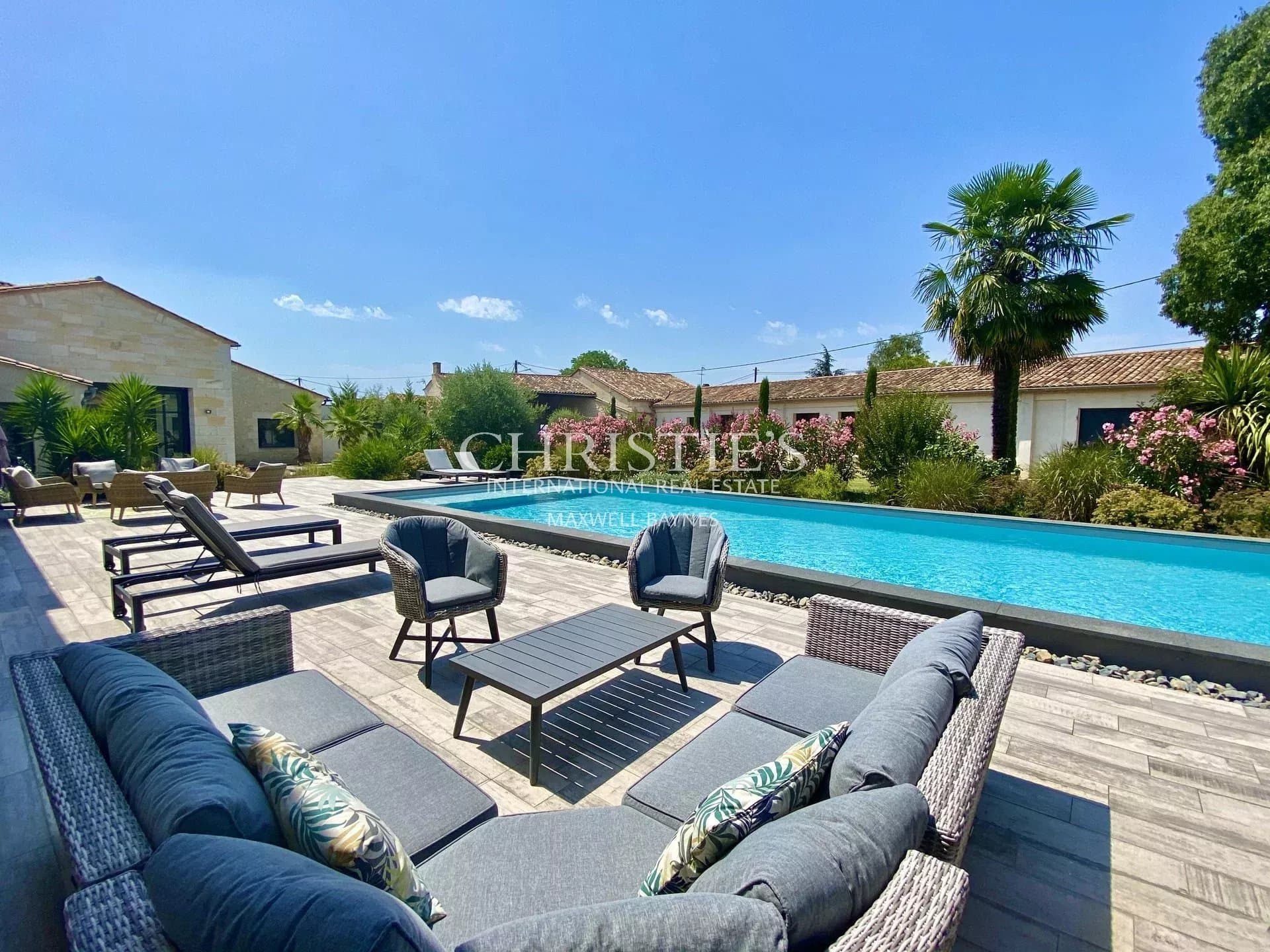 Close to Saint-Emilion - Exceptional property nestled in the heart of the vineyards.