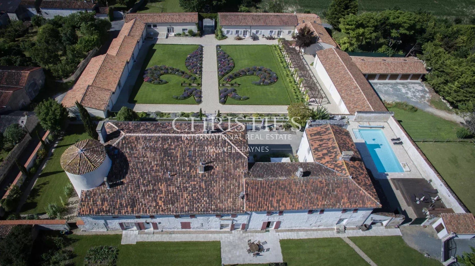 Logis exceptionnel rénové avec dépendances entre Cognac et Saintes