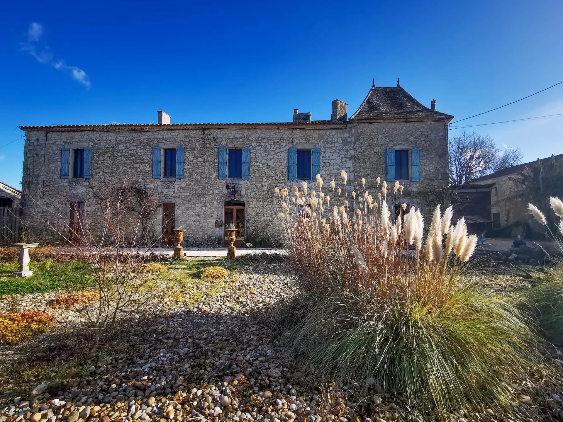 Chateau with barn, pool & 12 acres of land situated between Bordeaux & Bergerac