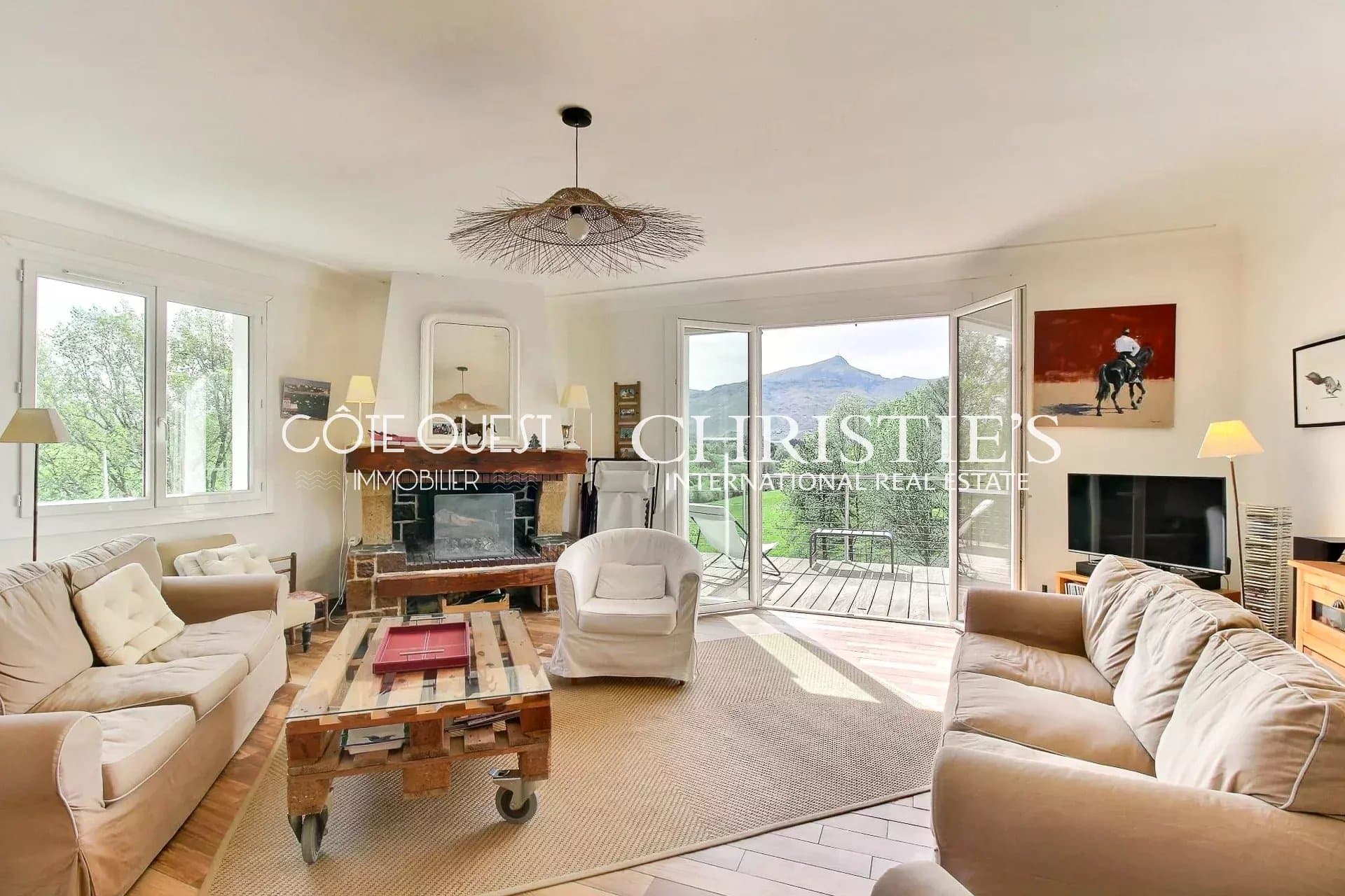Mountain view apartment in Ciboure
