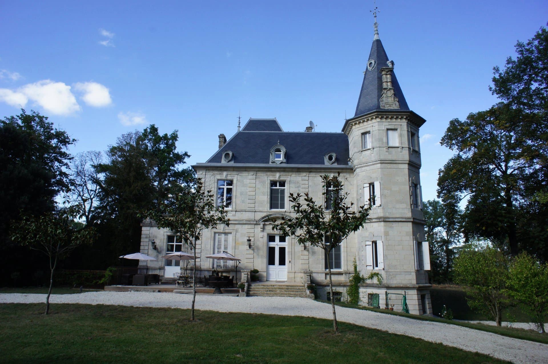 Elegant renovated Chateau close to Agen