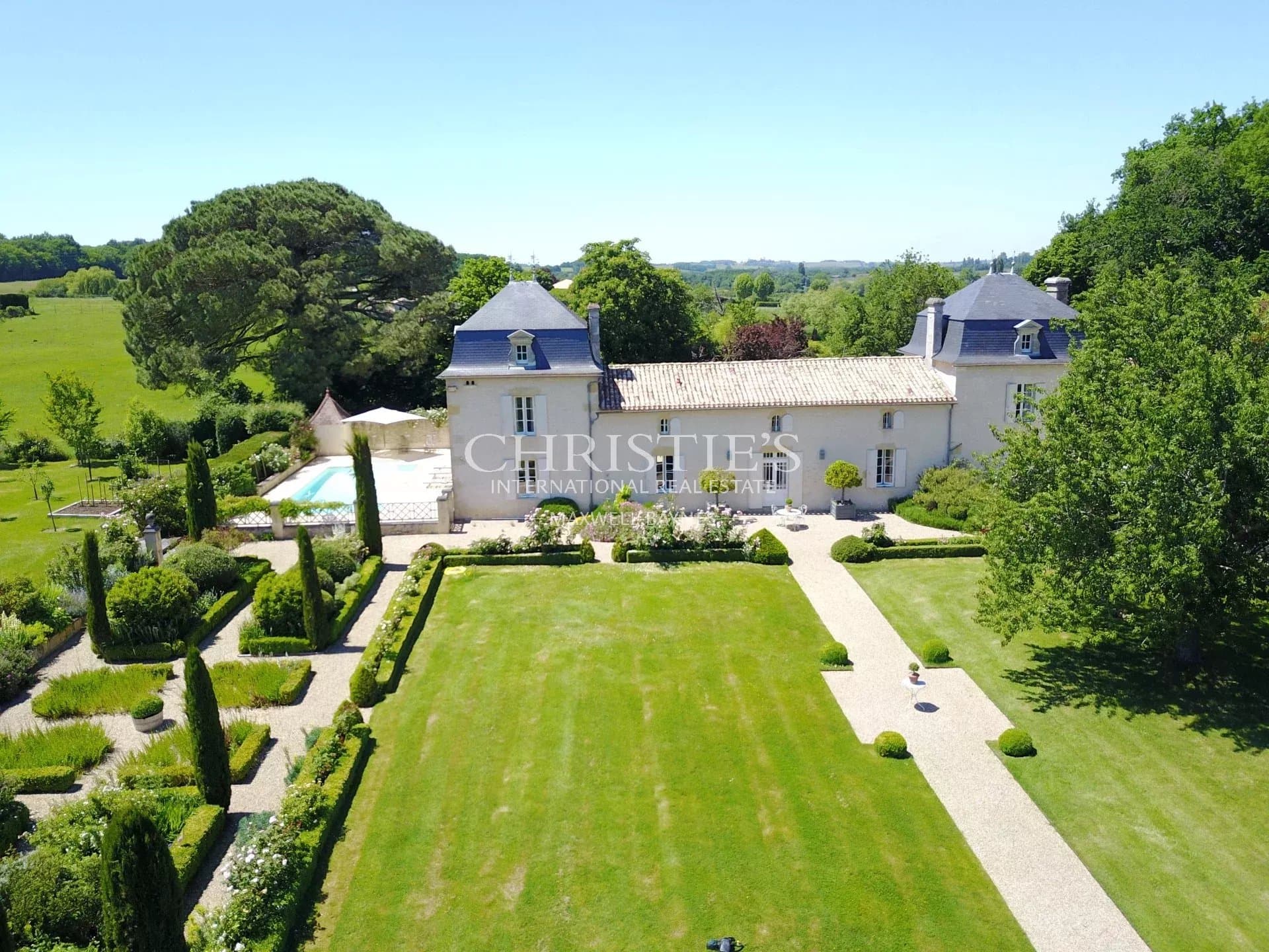 Elégant Petit Château avec 10 hectares entre Bordeaux et Bergerac