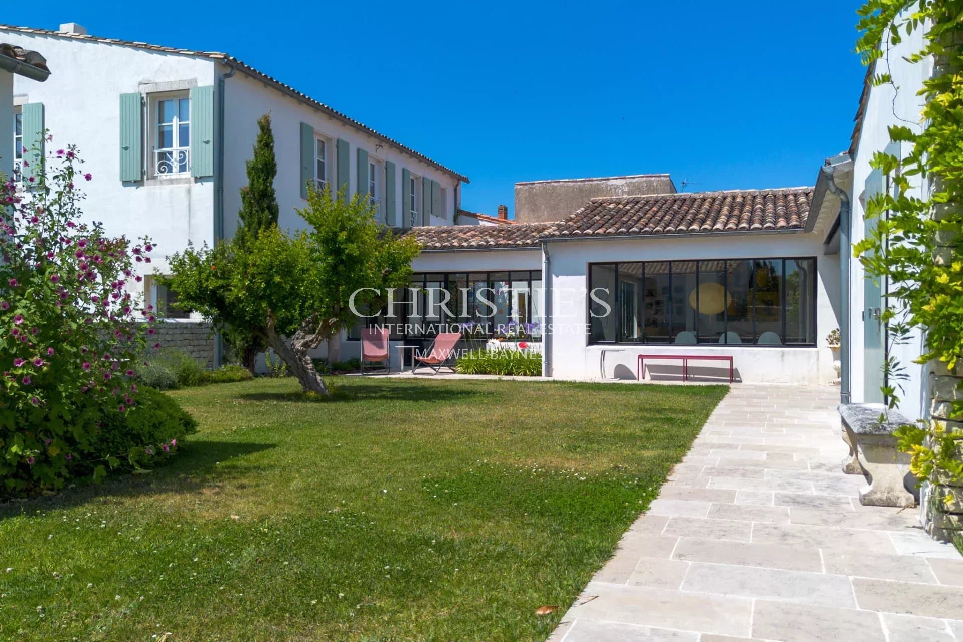Elegant family home close to the beach