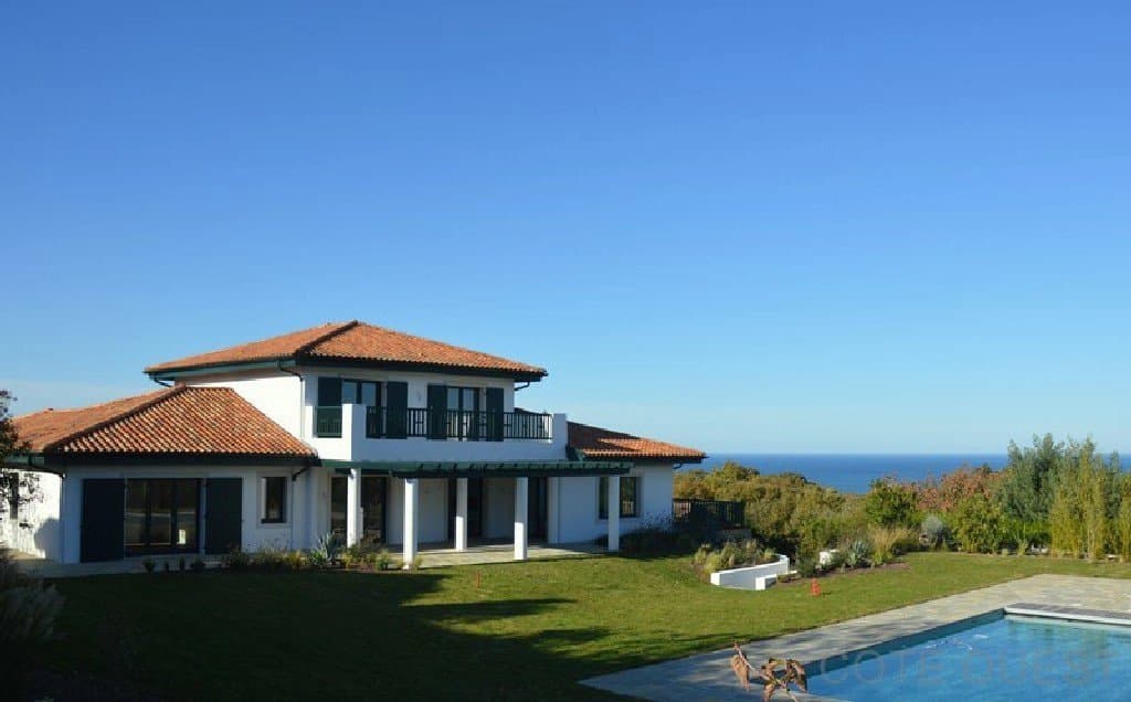 MAISON CONTEMPORAINE A VENDRE SUR LA CORNICHE