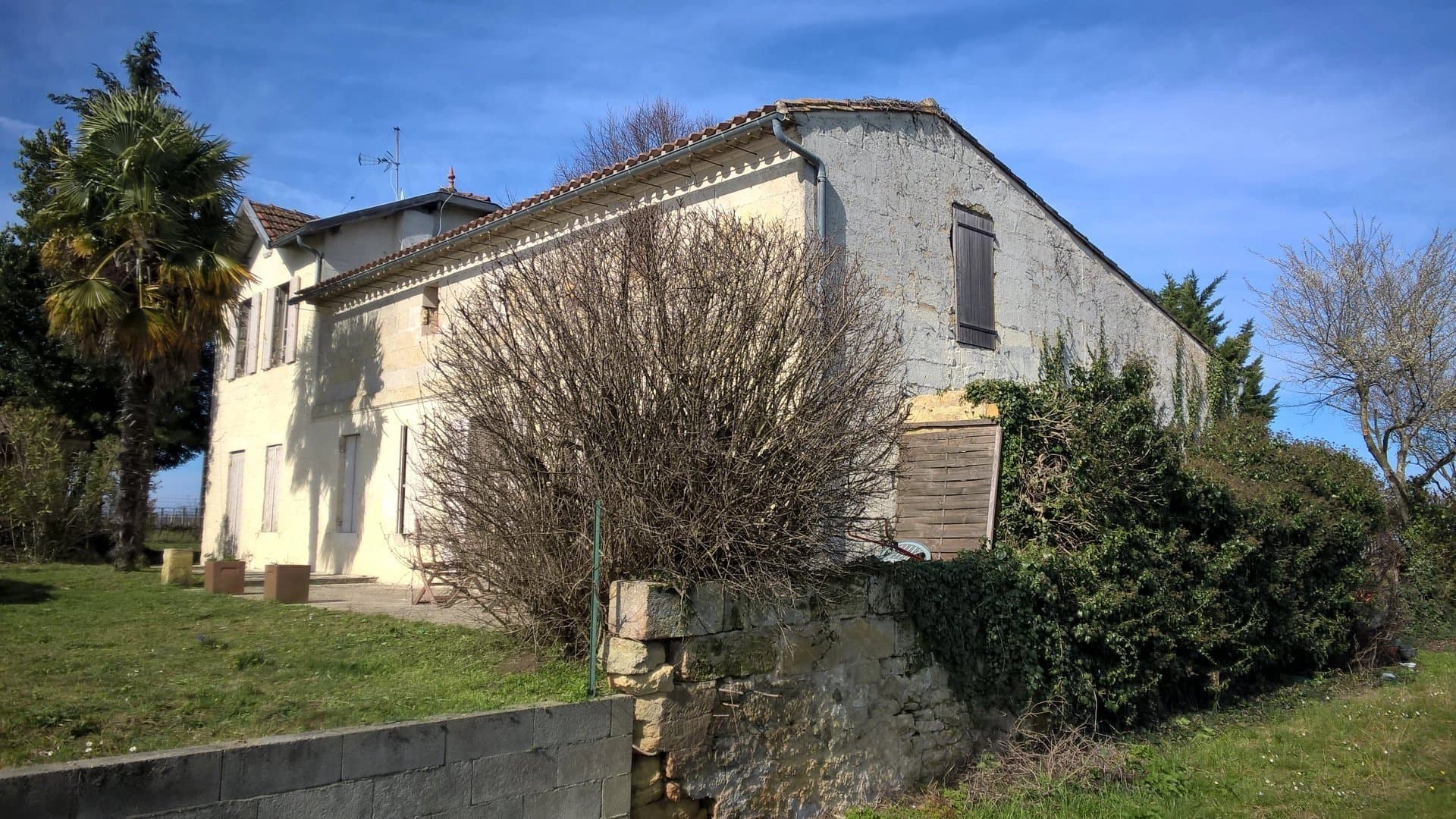 Near Saint-Emilion, a stone house with exceptional views