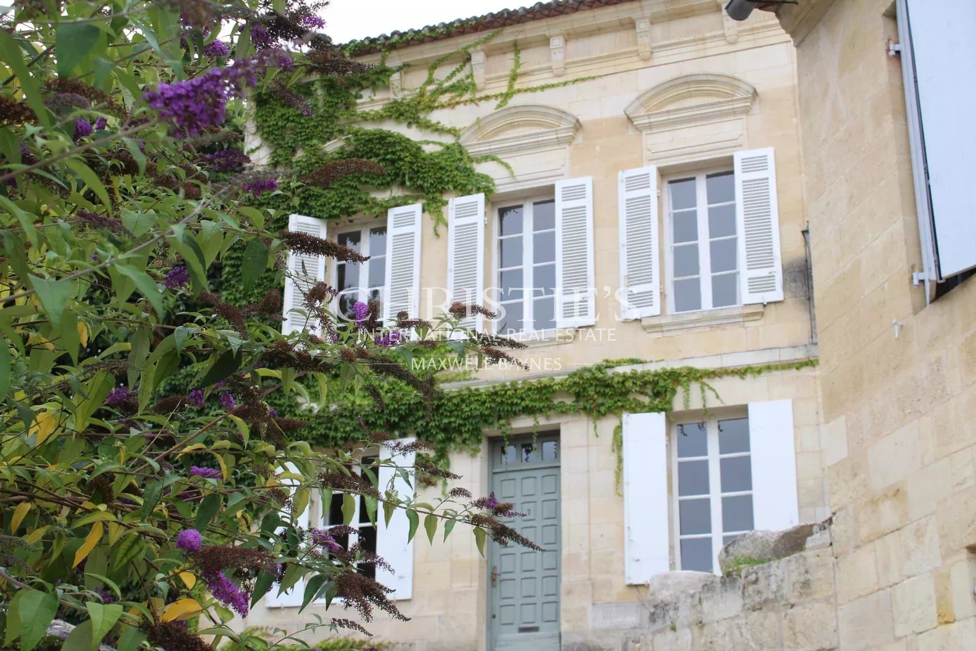 Maison individuelle en pierre dans le village de Saint-Émilion