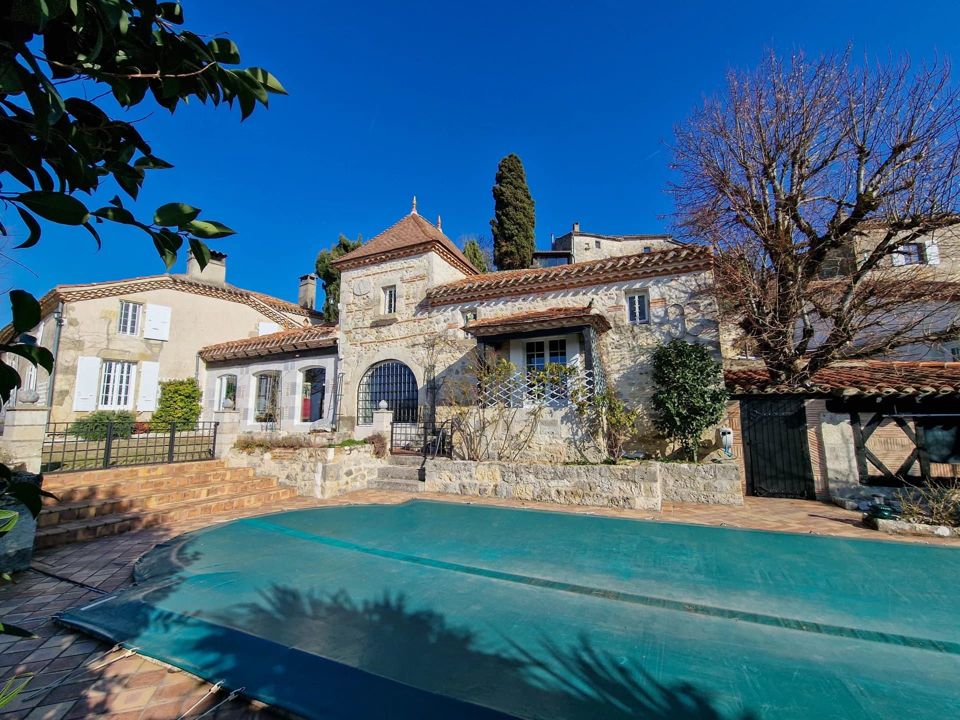 Maison de village avec piscine et vue imprenable près d'AGEN
