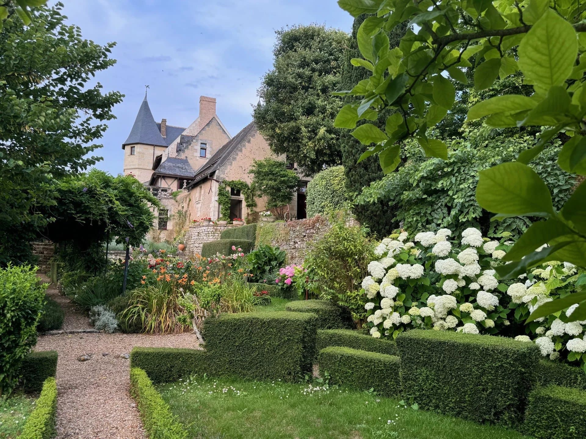 Manoir historique et ses jardins en terrasses près de Saumur