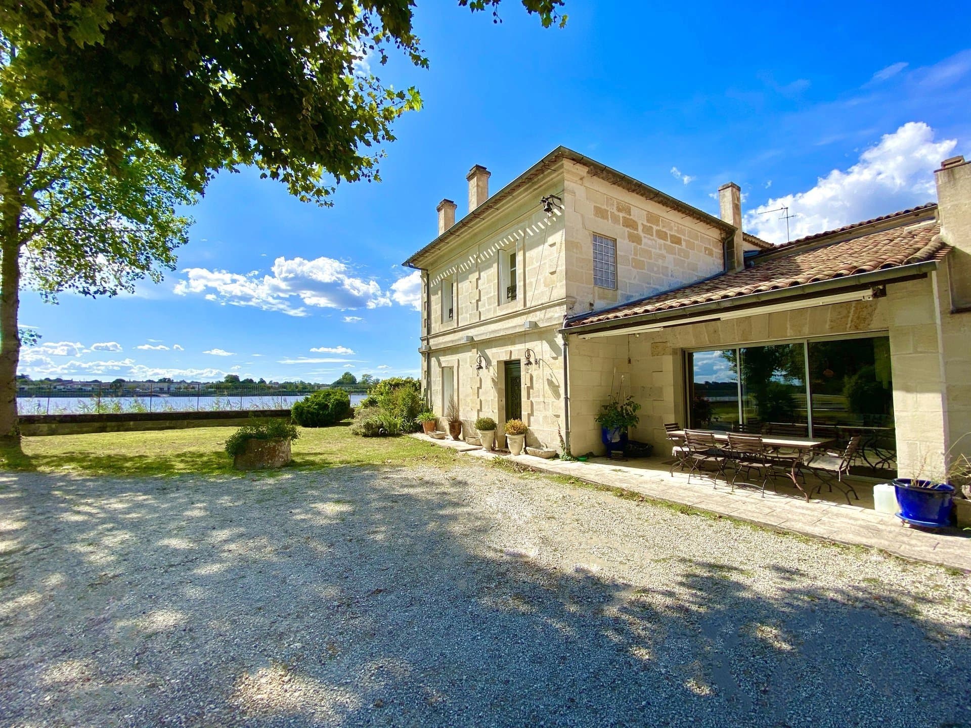 Belle propriété de 650 m² en bordure de Dordogne