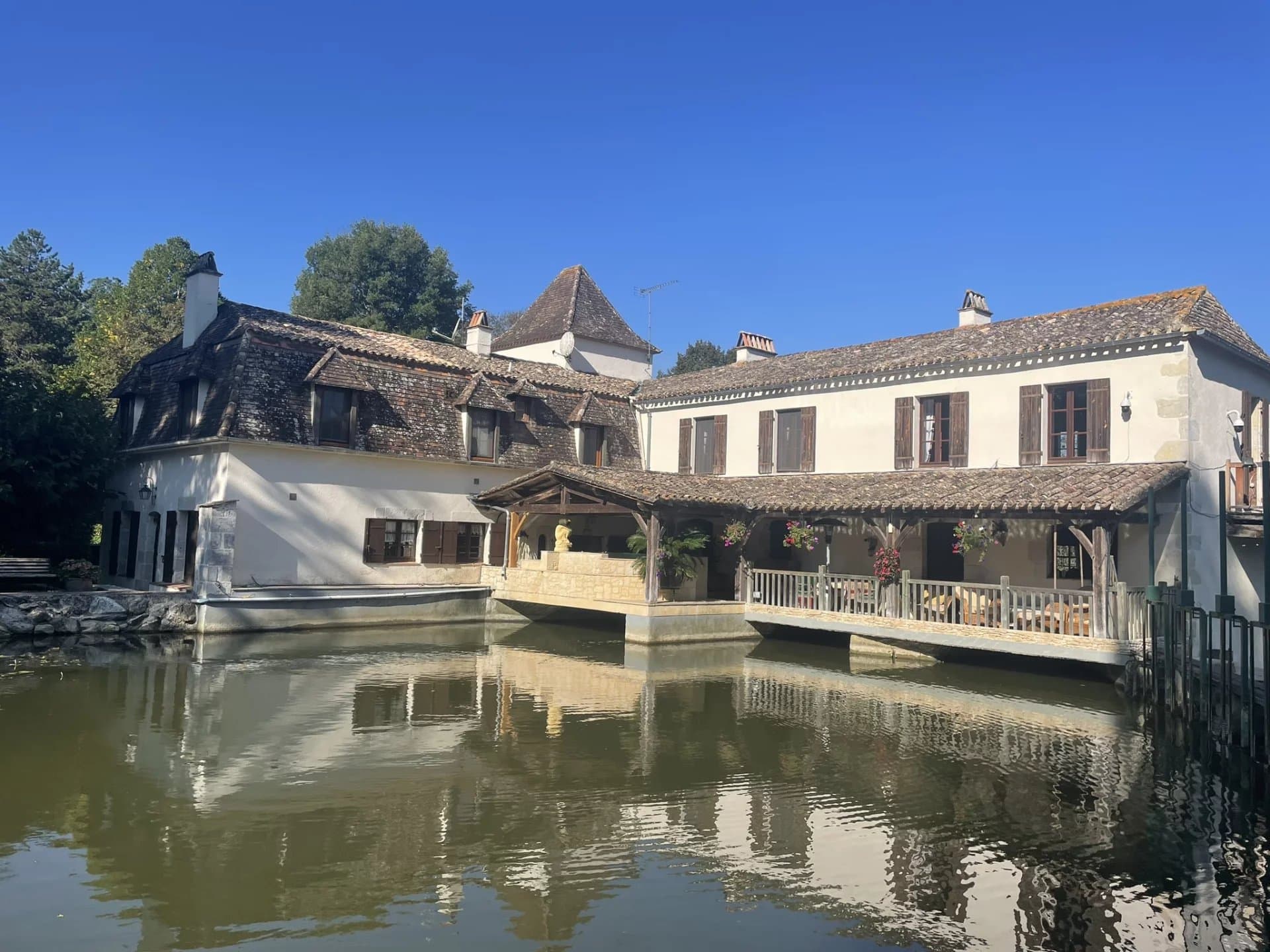 For sale, riverside property near Castillonnes