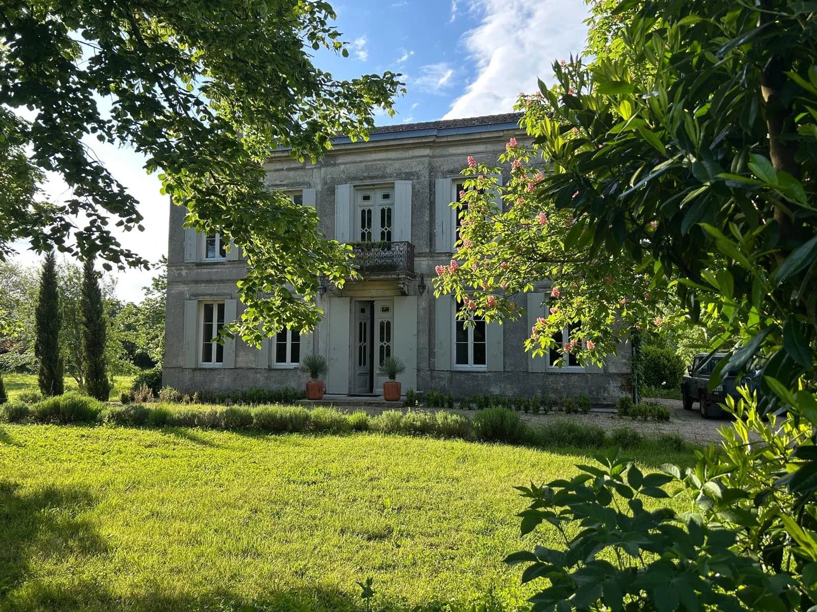À vendre : Propriété de charme avec gîte, piscine et dépendances sur plus de 2,6 hectares à Flaujagues (33350)