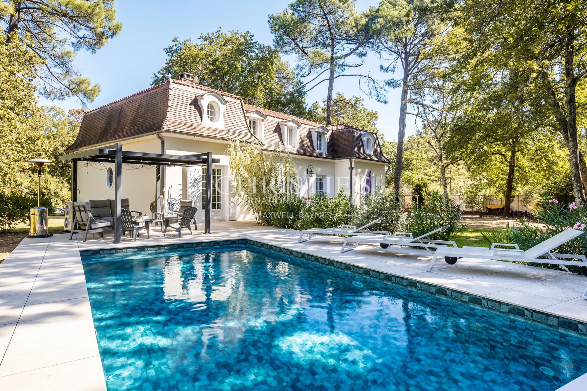 Cestas – Elegant Renovated Family Home – Garden – Heated Swimming Pool