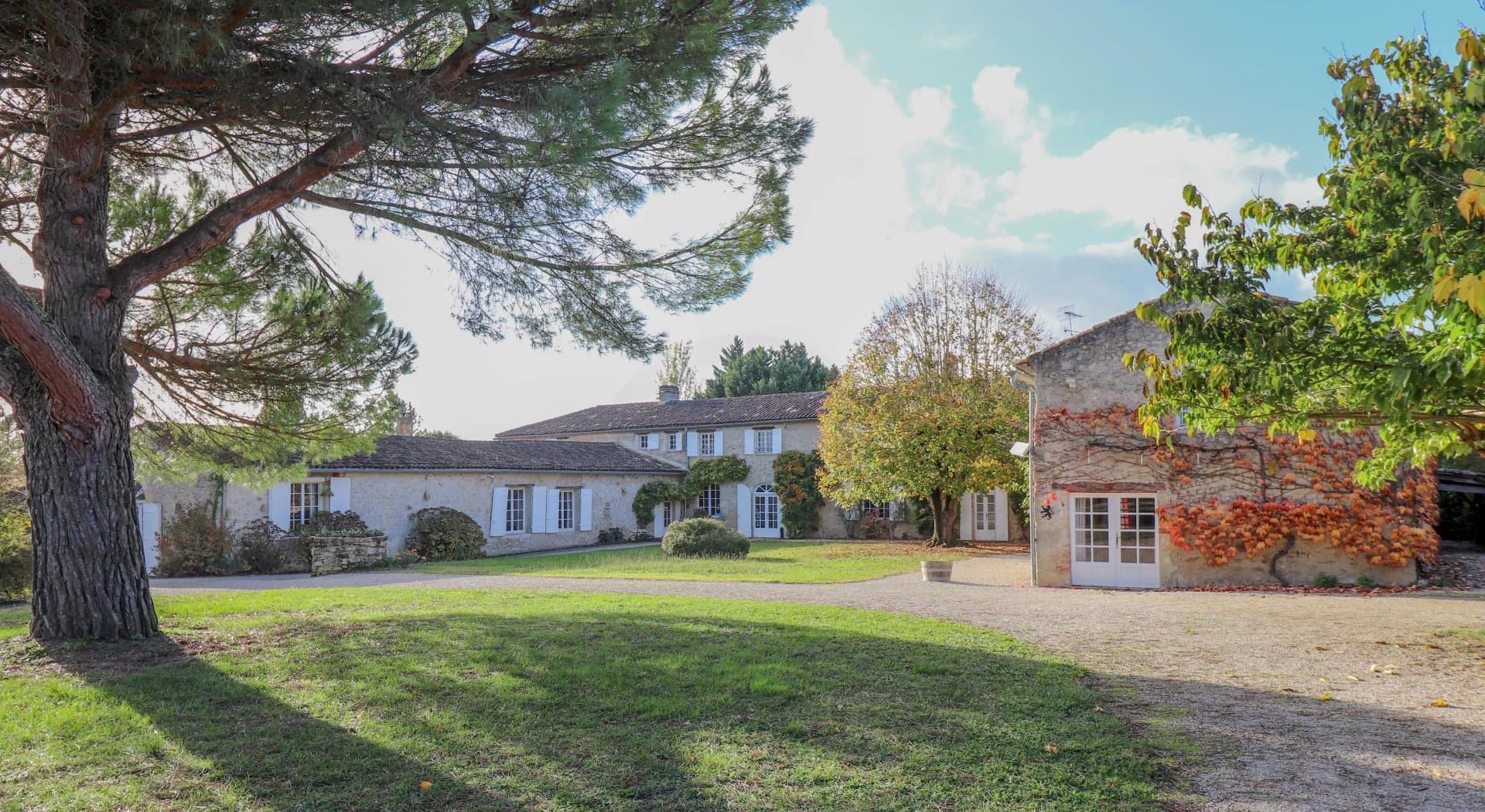 Manor House with guest accommodation, pool, 17 acres, proximity to Monsegur