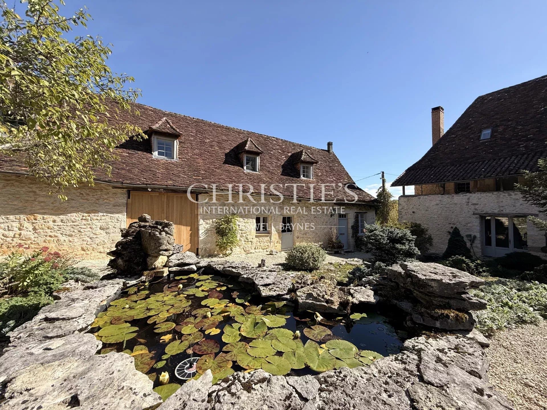 A charming Estate with 2 guesthouses, a swimming pool, 5 ha of landscaped land!!