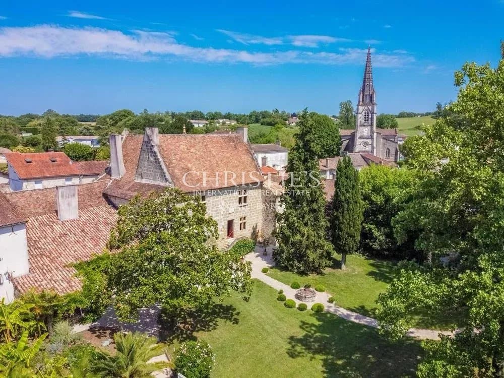 Historical Manoir with gardens and swimming pool close to Marmande