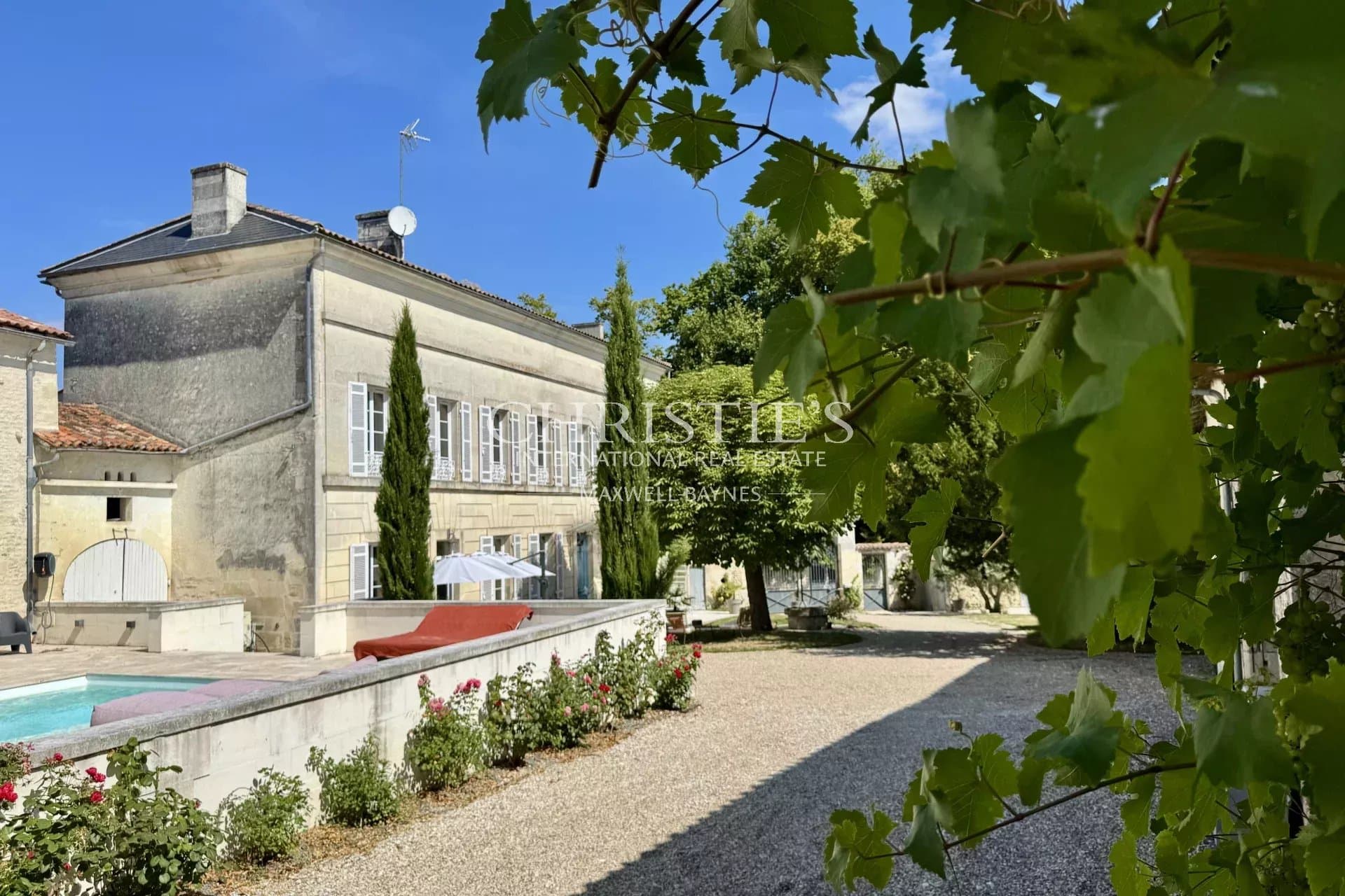Elegant 19th-Century cognac estate with Historic Charm and Modern Comfort, between Cognac and La Rochelle