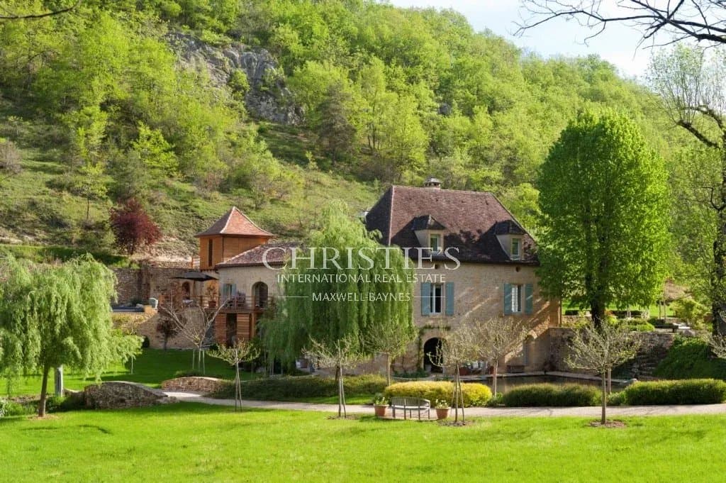 Immaculately renovated mill overlooking lake