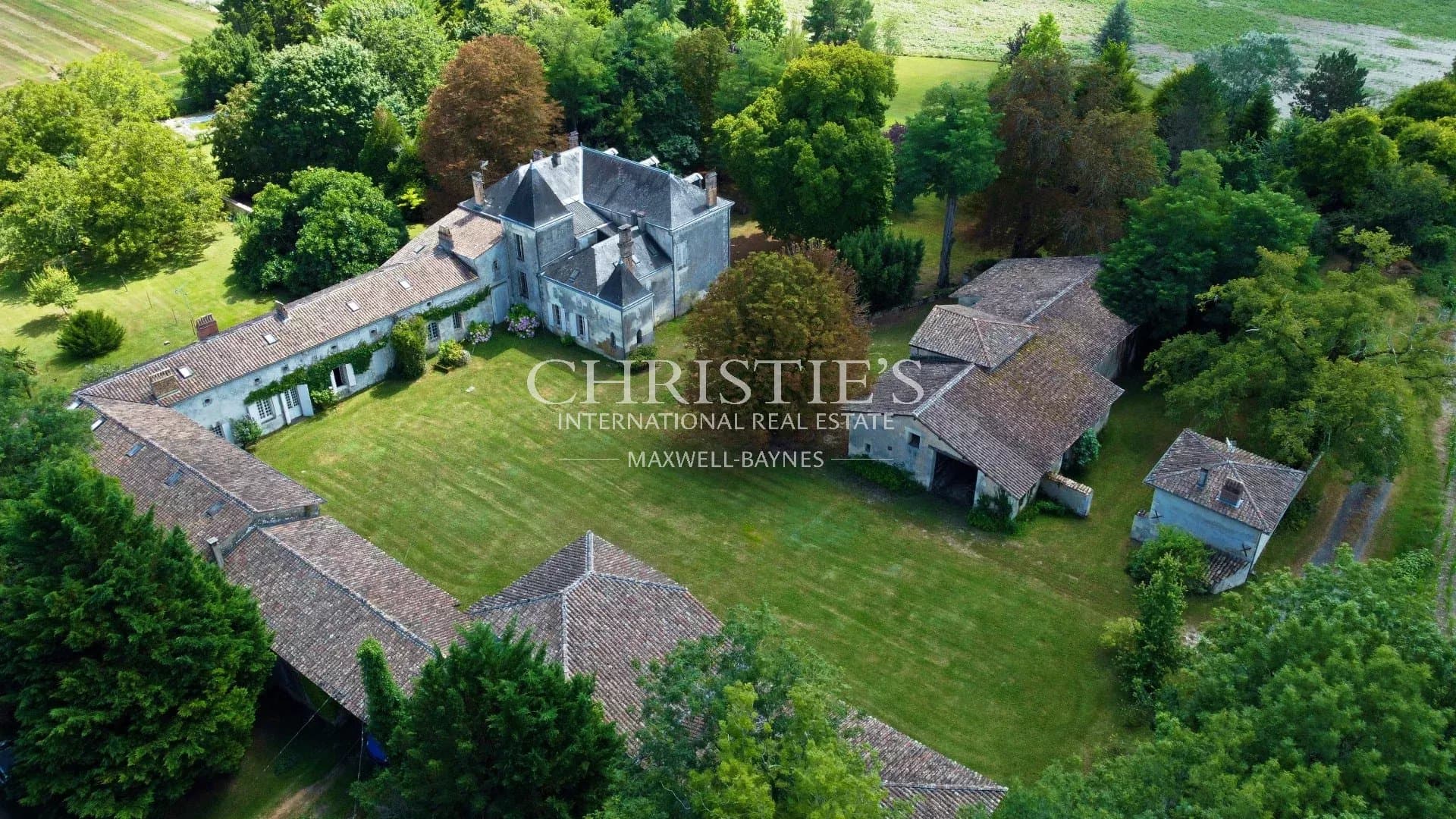 Grand domaine à rénover au potentiel touristique, séminaire, mariage... 4 habitations + dépendances.
