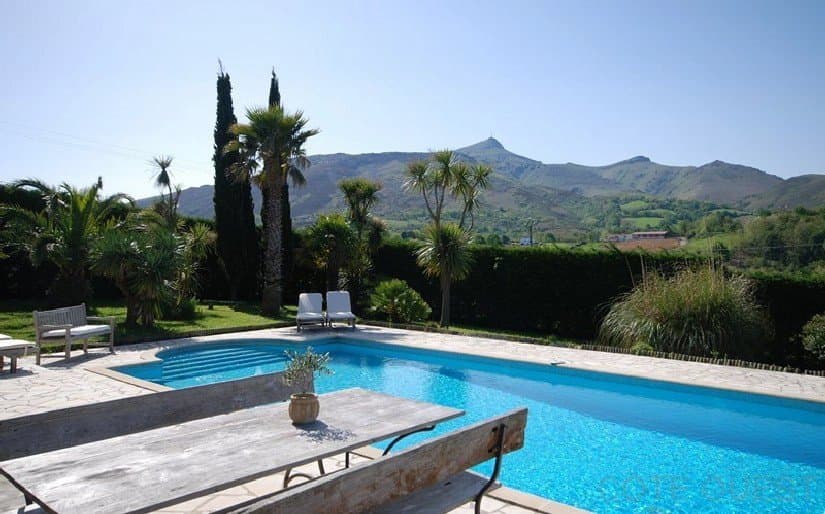 NEAR SAINT-JEAN-DE-LUZ, FOR SALE VILLA WITH SWIMMING POOL ON 3000m² OF LAND