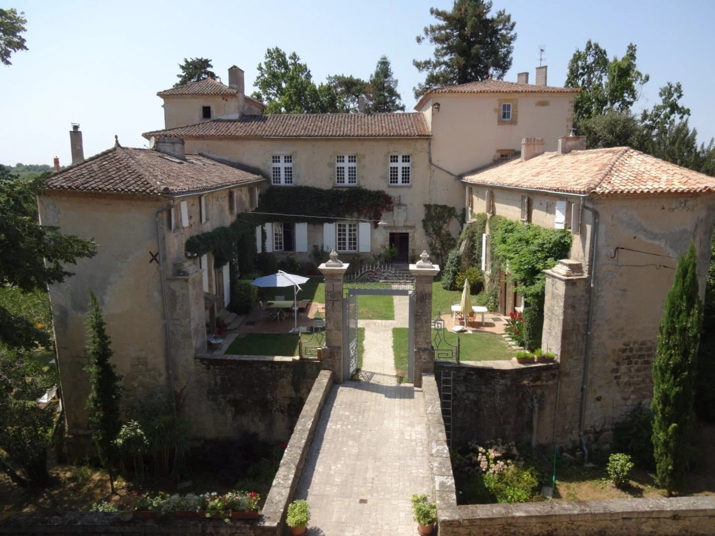Chateau with approx. 47 ha of pasture and woodland