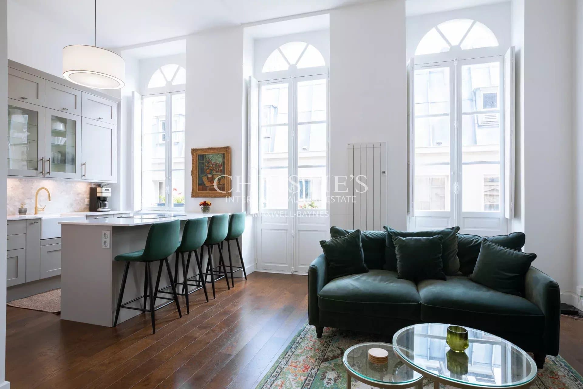 Ravissant appartement avec balcon dans le triangle d'or