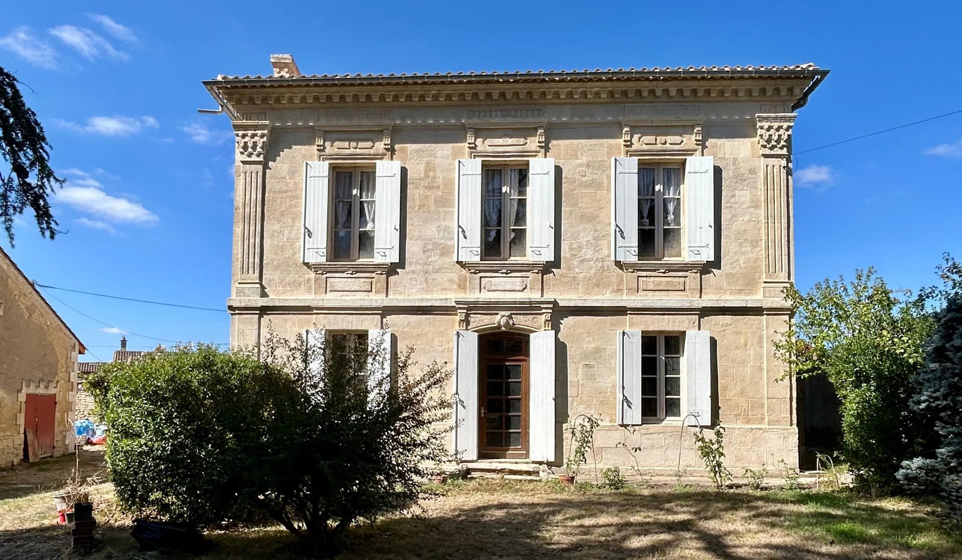 In the heart of the Entre-Deux-Mers – Girondine house with outbuildings for renovation