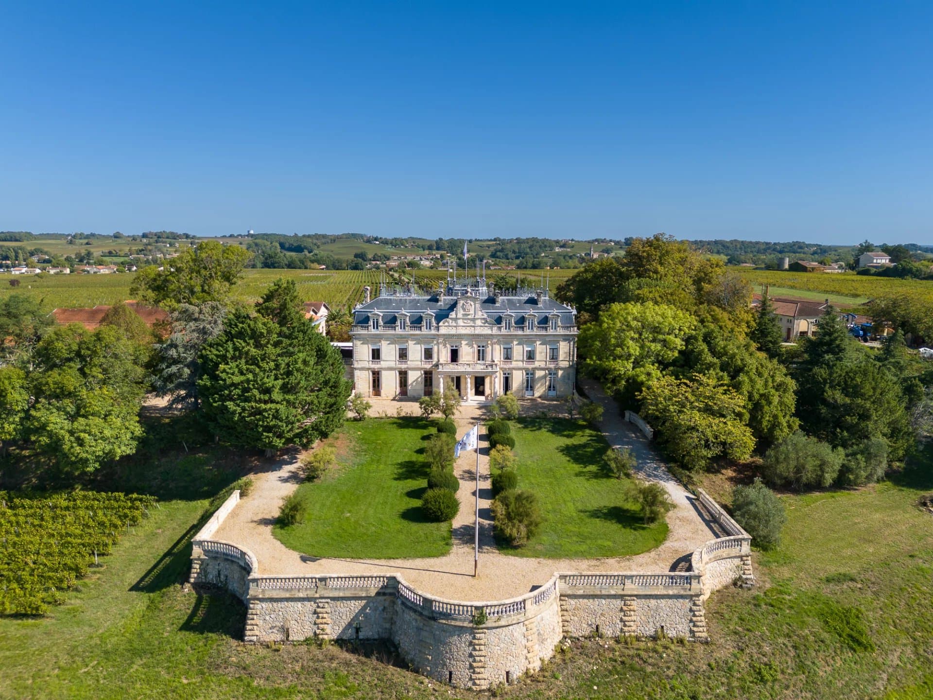 Beautiful vineyard with 19th-C. château overlooking the river for sale - Ideal for a wine tourism project