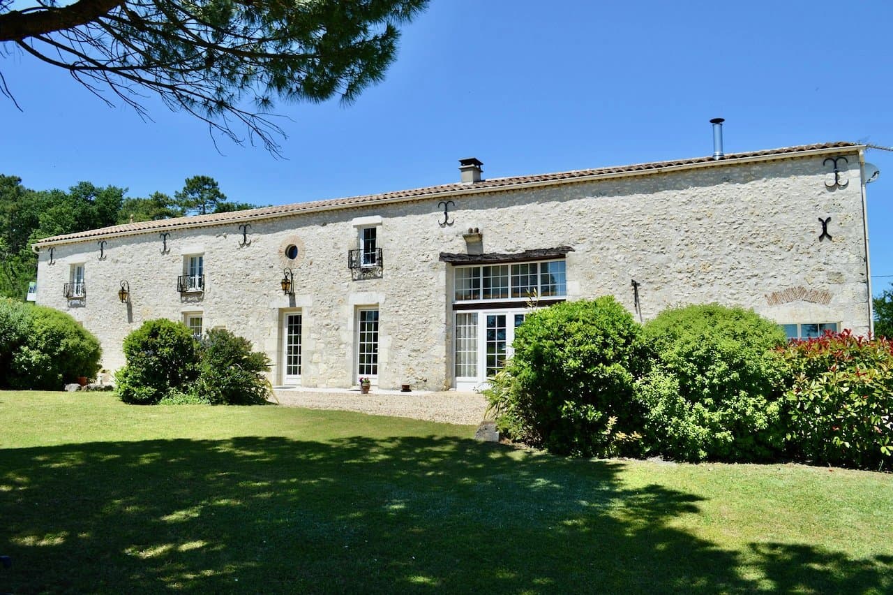 Elégante ferme restaurée + vue sur les vignes près de St Emilion