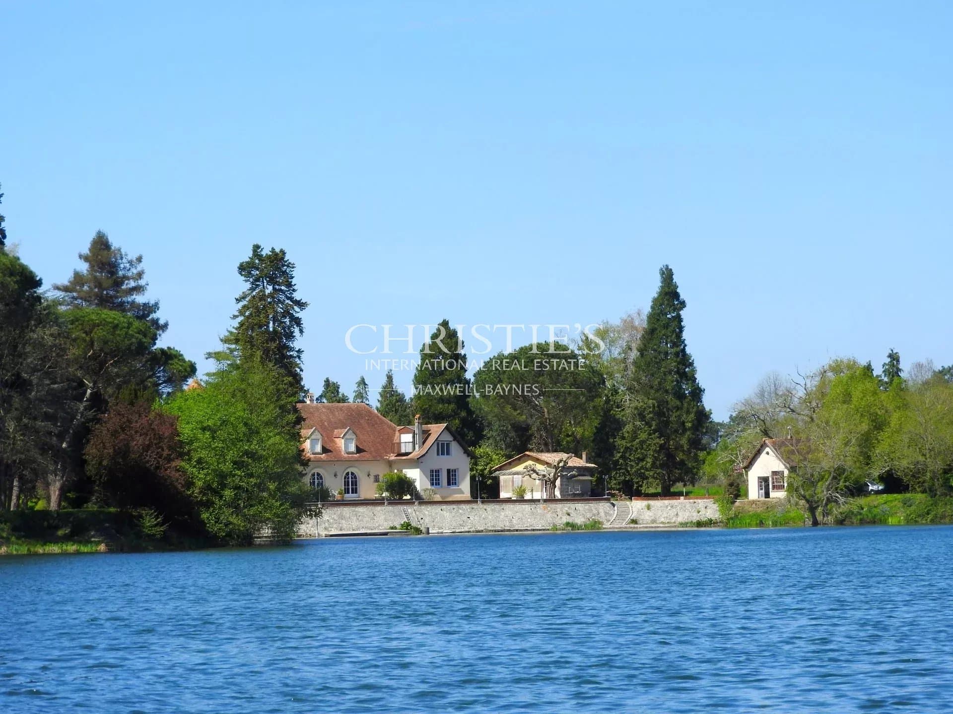 Superbe manoir de style périgourdin avec vues incroyables sur le lac, Libournais