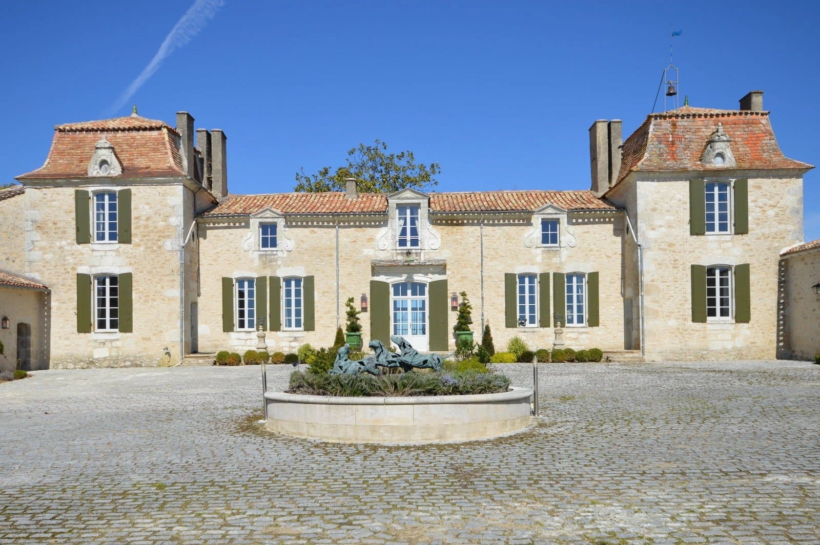 Sumptuous Chartreuse estate with vineyard near Saint-Emilion