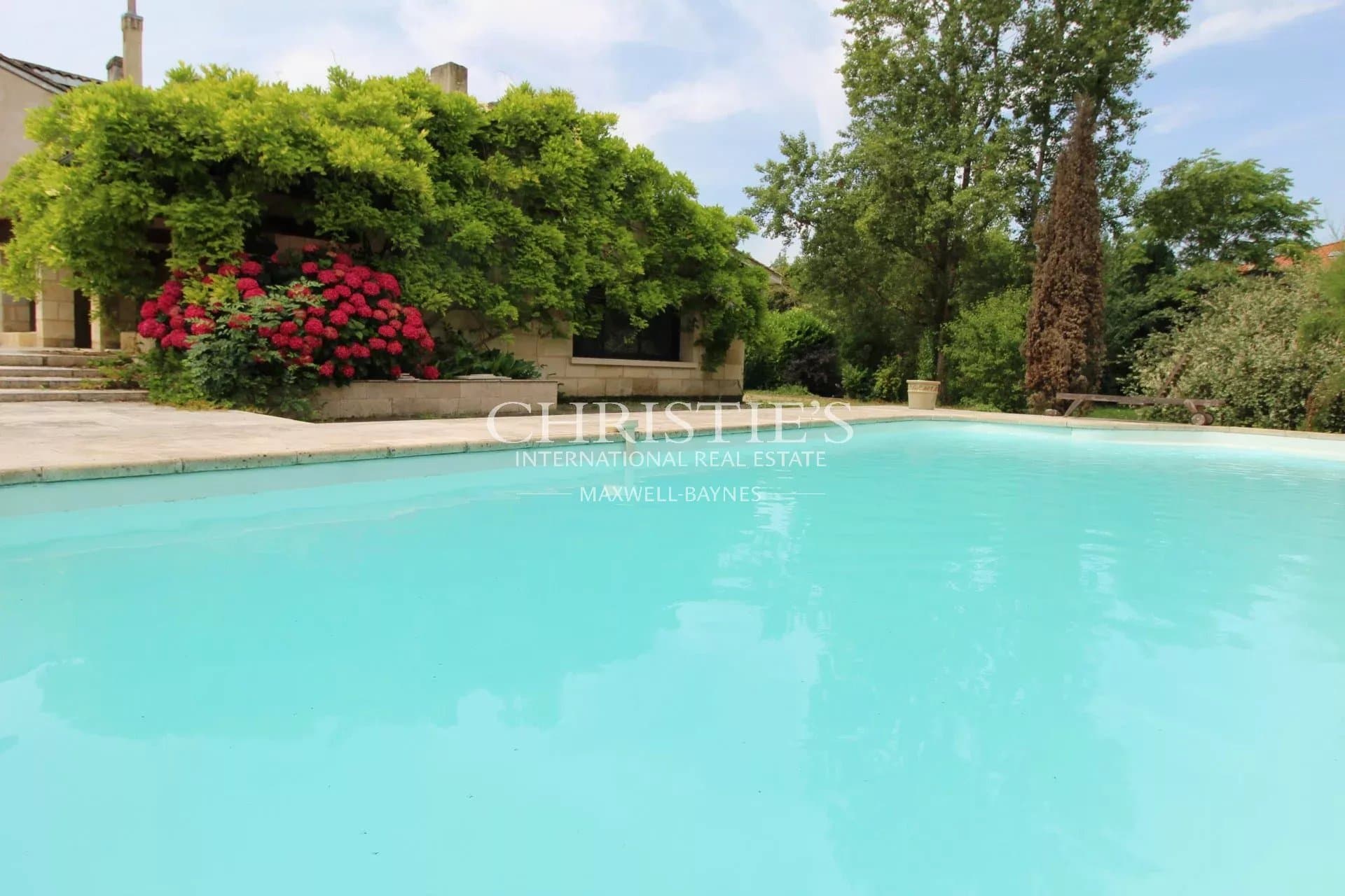 Belle Maison de Maître en pierre dans un bourg près de Saint-Emilion
