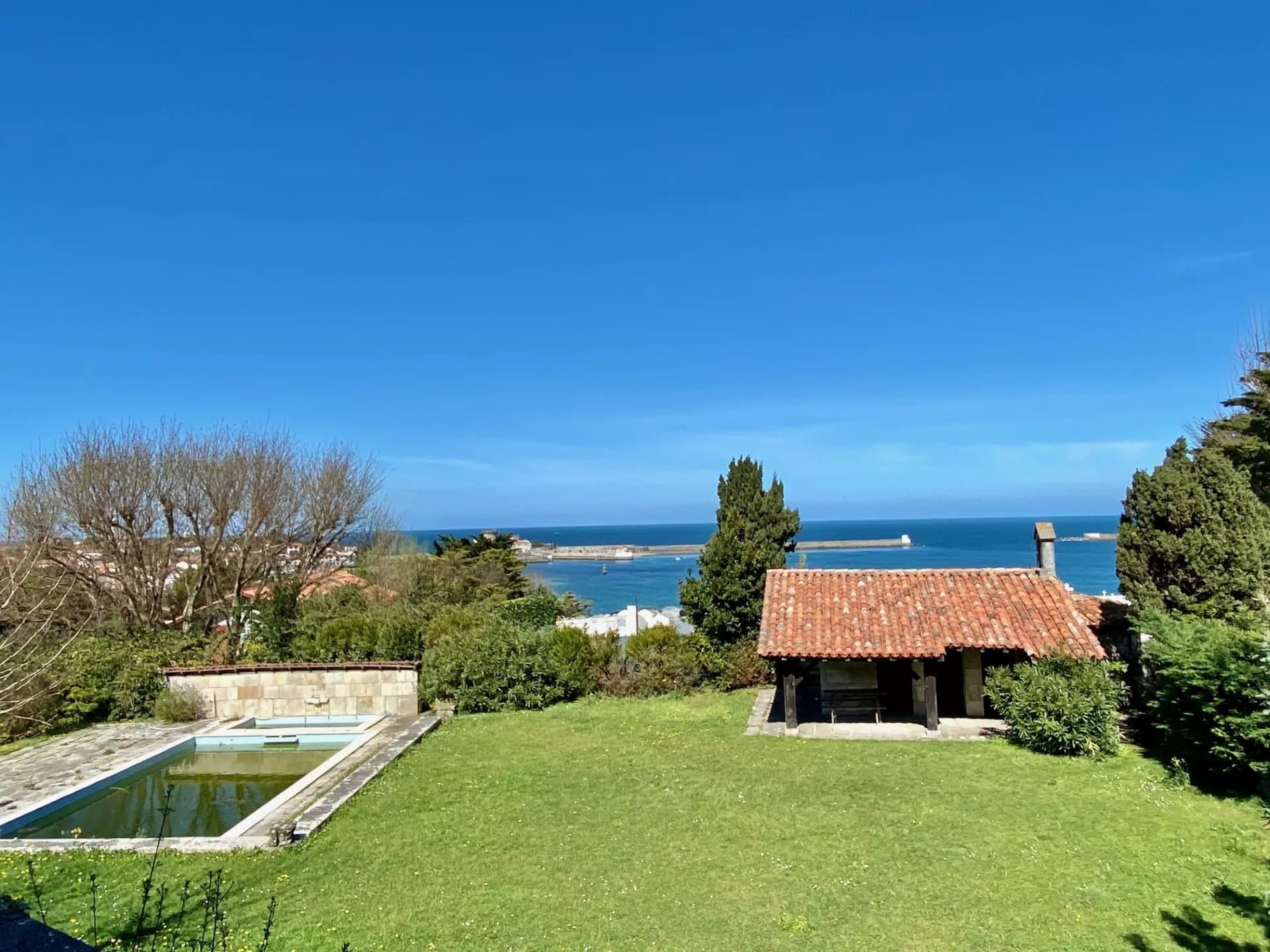 CIBOURE – A VILLA WITH A SWIMMING POOL