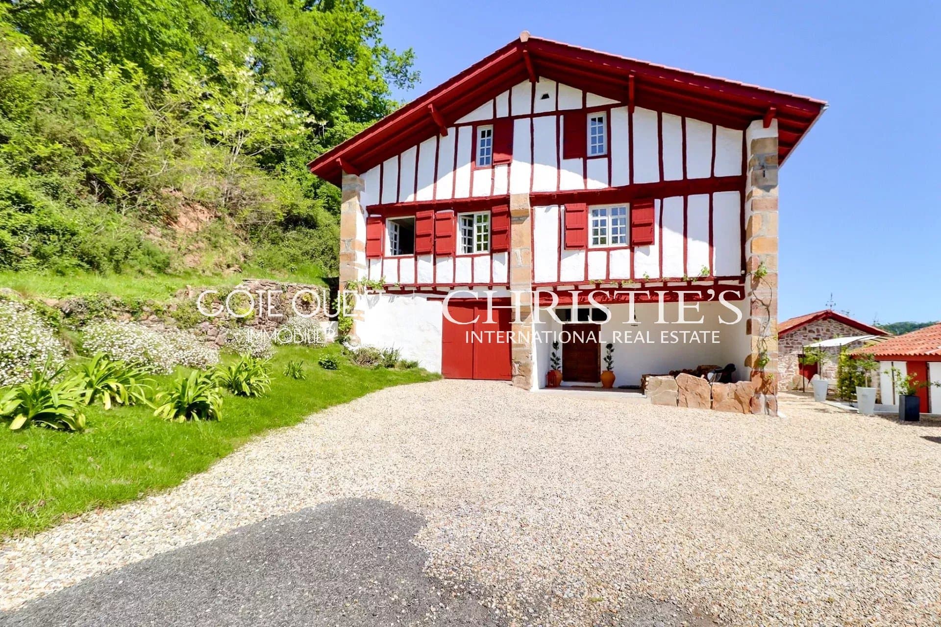 For sale Sare, 25 minutes from Saint-Jean-de-Luz - Rare, fully renovated Basque farmhouse