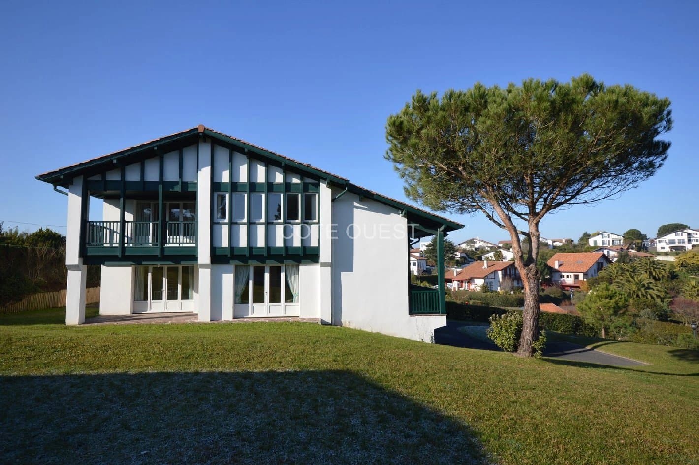 A VENDRE A SAINT JEAN DE LUZ,PROPRIETE AVEC DEUX MAISONS ET PISCINE, APERCU MER