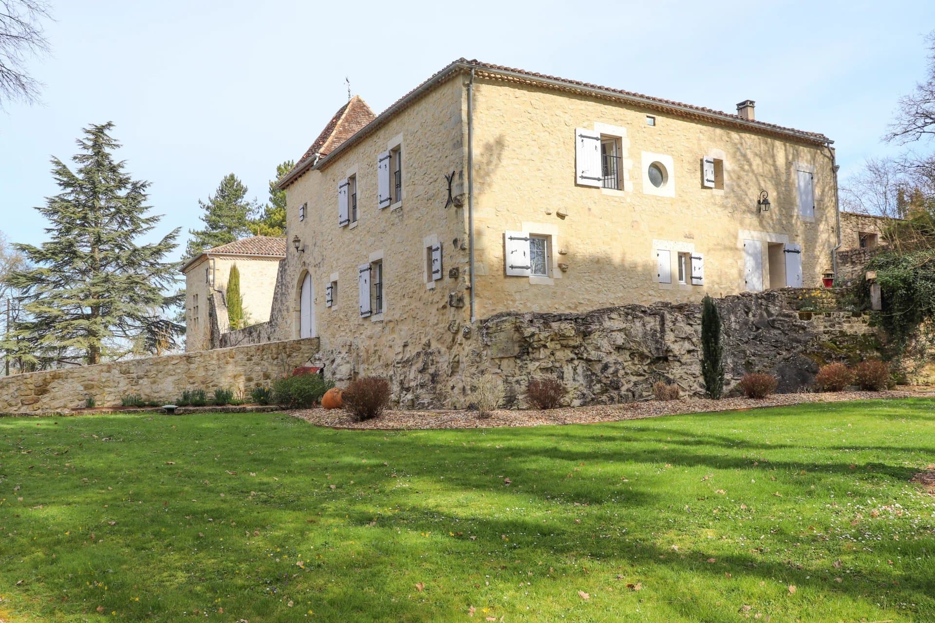 Château & guardian cottage, with pool and jacuzzi, set within well managed gardens