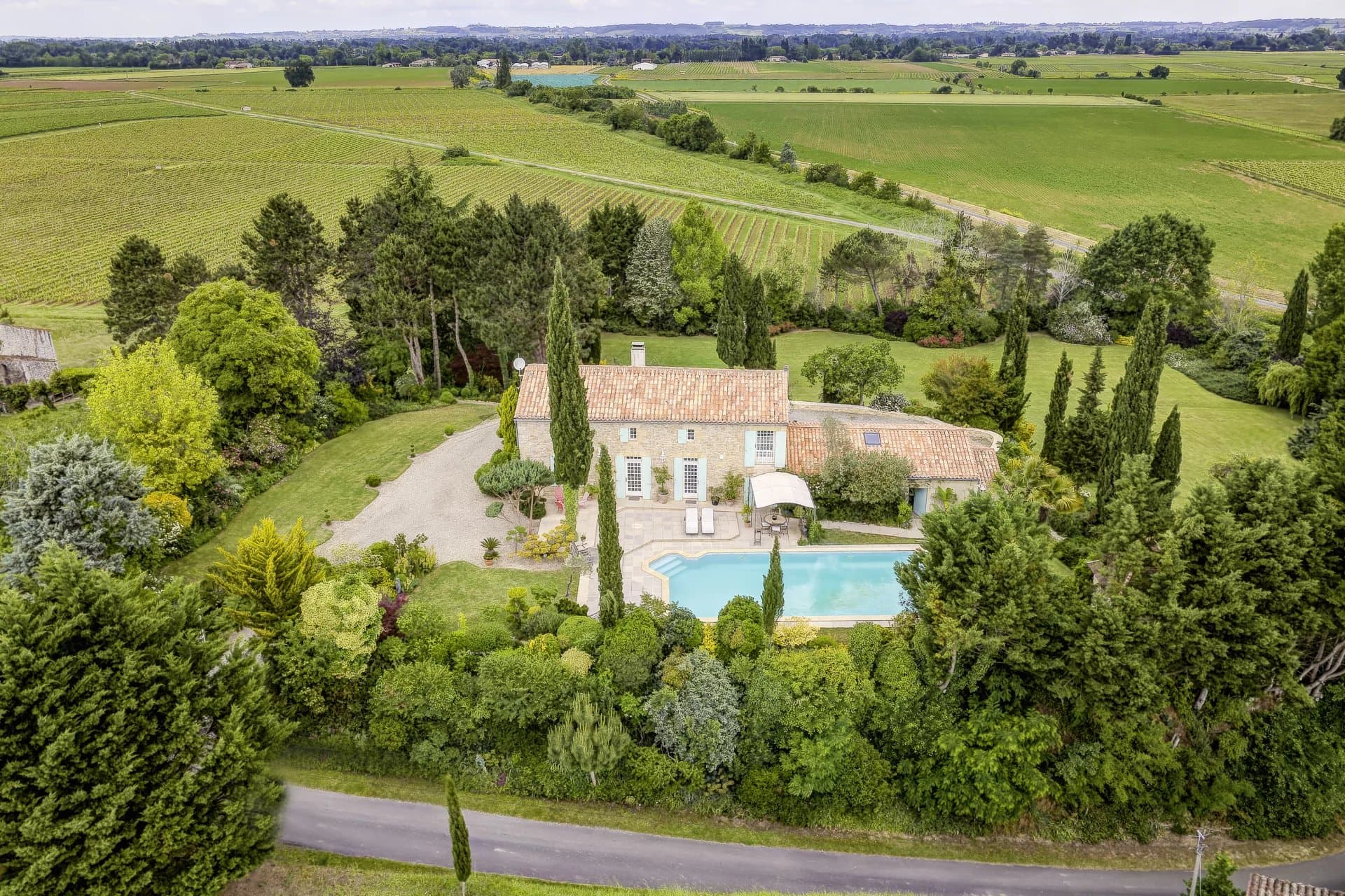 Stone house with pool and exceptional gardens near Saint-Emilion