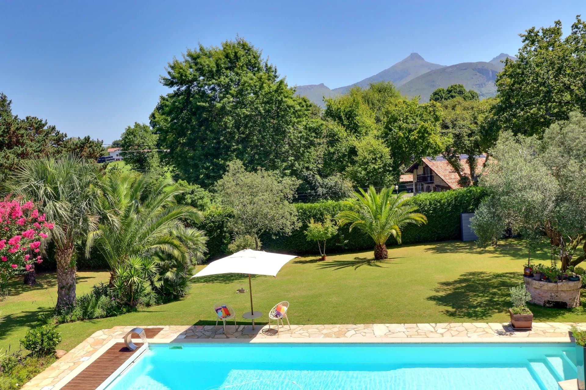 URRUGNE - BELLE PROPRIÉTÉ AU CALME AVEC VUE DÉGAGÉE SUR LA RHUNE