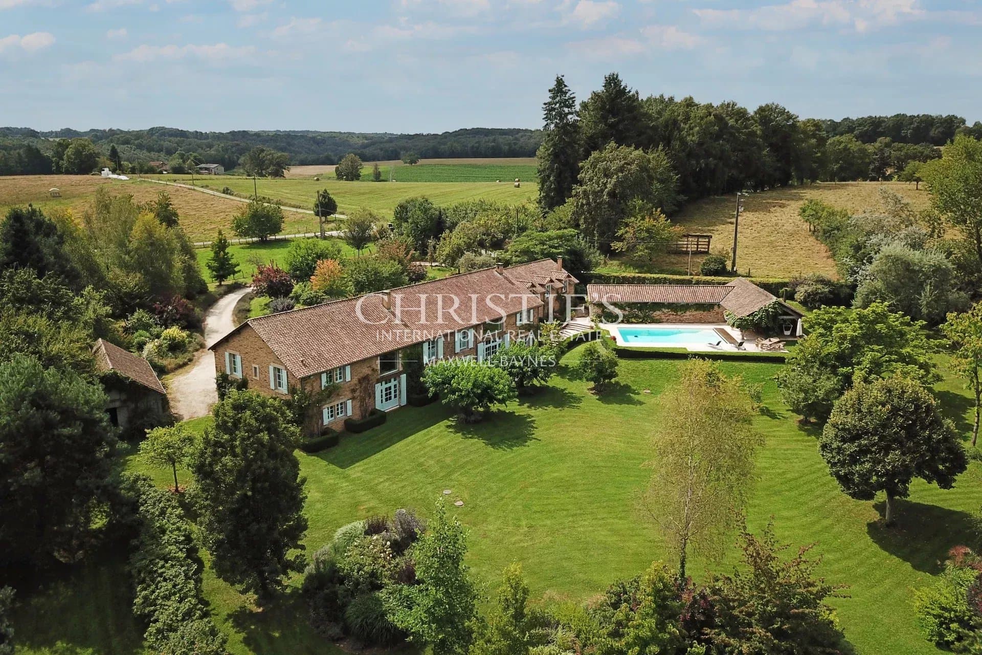 Renovated 14th century farmhouse near Brantôme