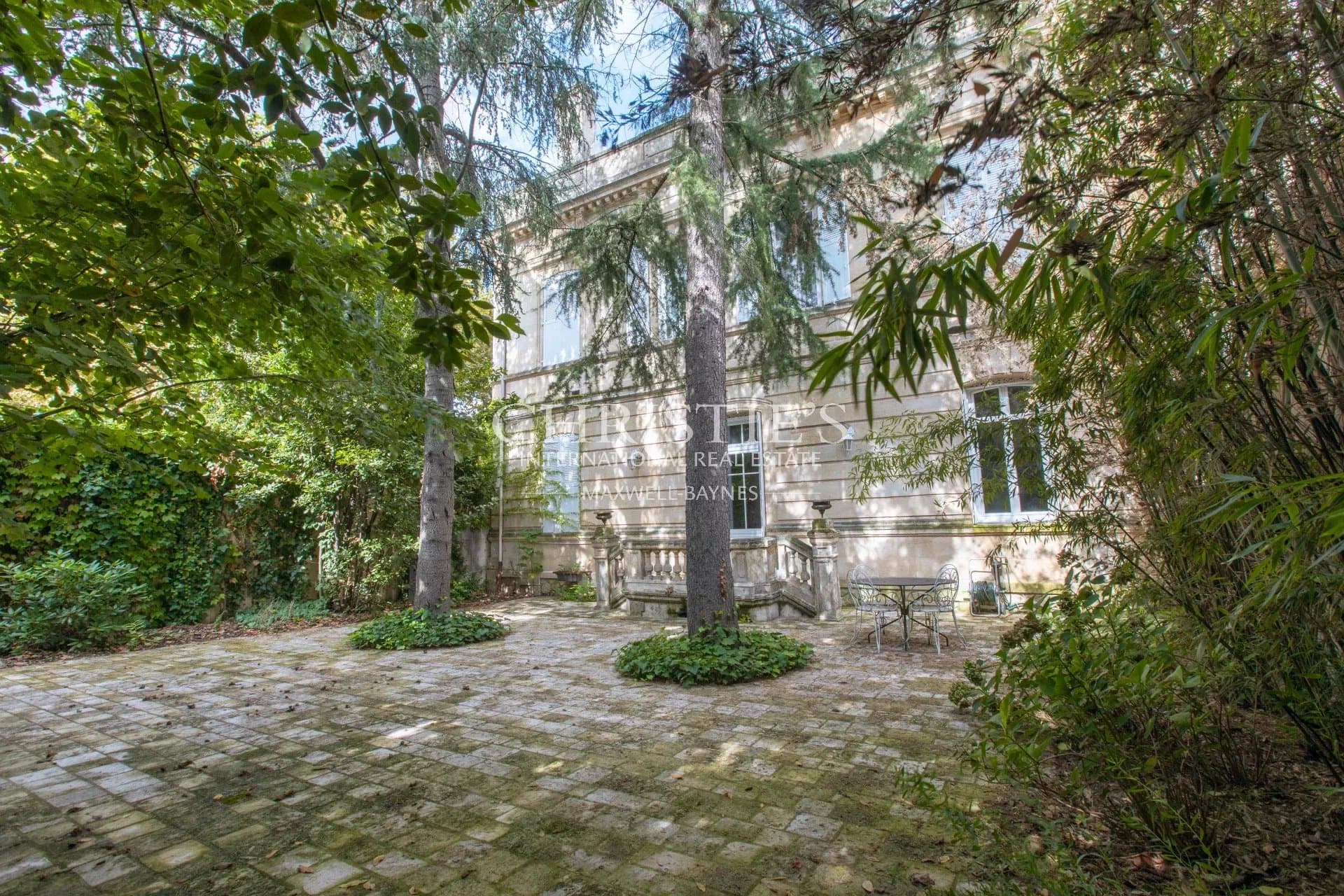 Magnificent Private Mansion: 6 bedrooms, double garage, garden